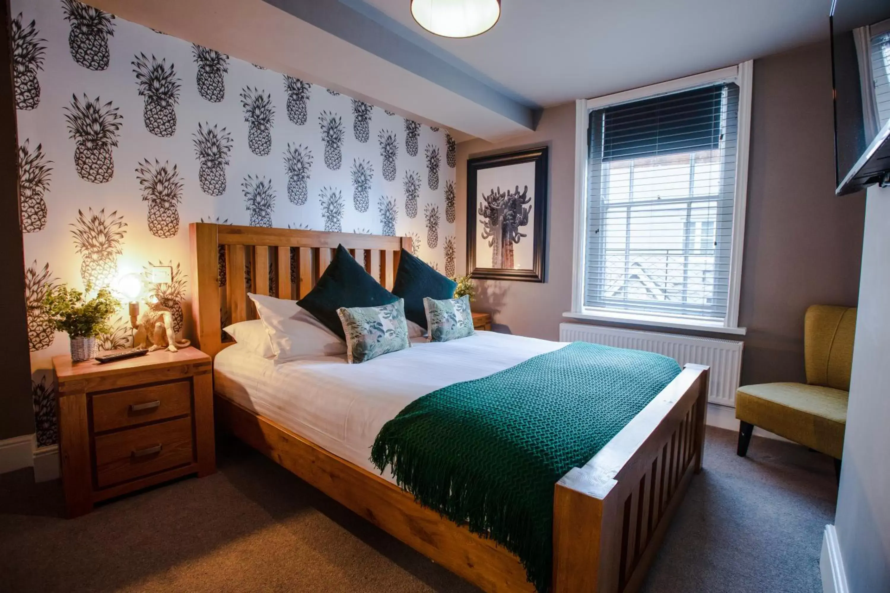 Bed in The Wheatsheaf Pub, Kitchen & Rooms