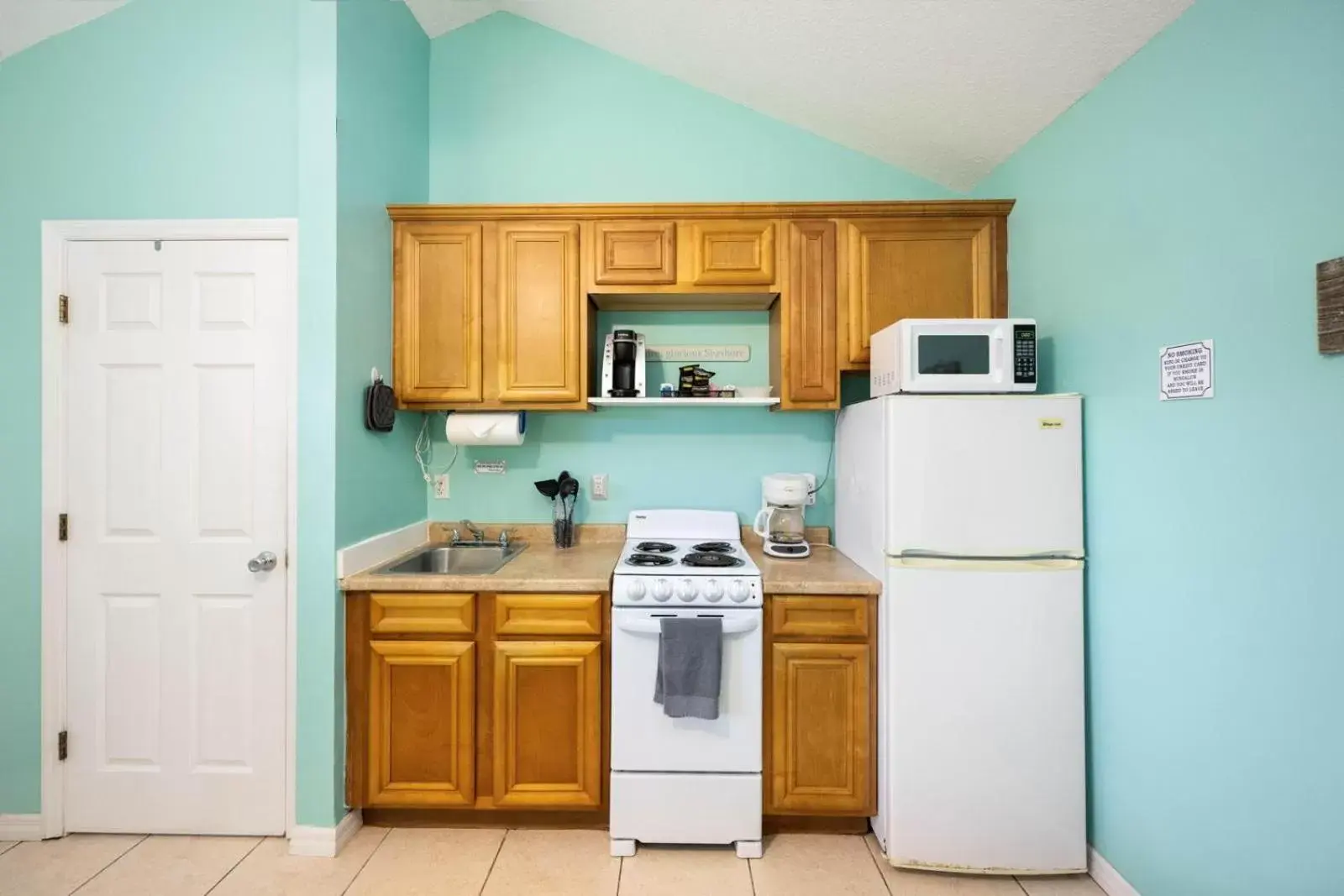 Kitchen/Kitchenette in Seahorse Beach Bungalows