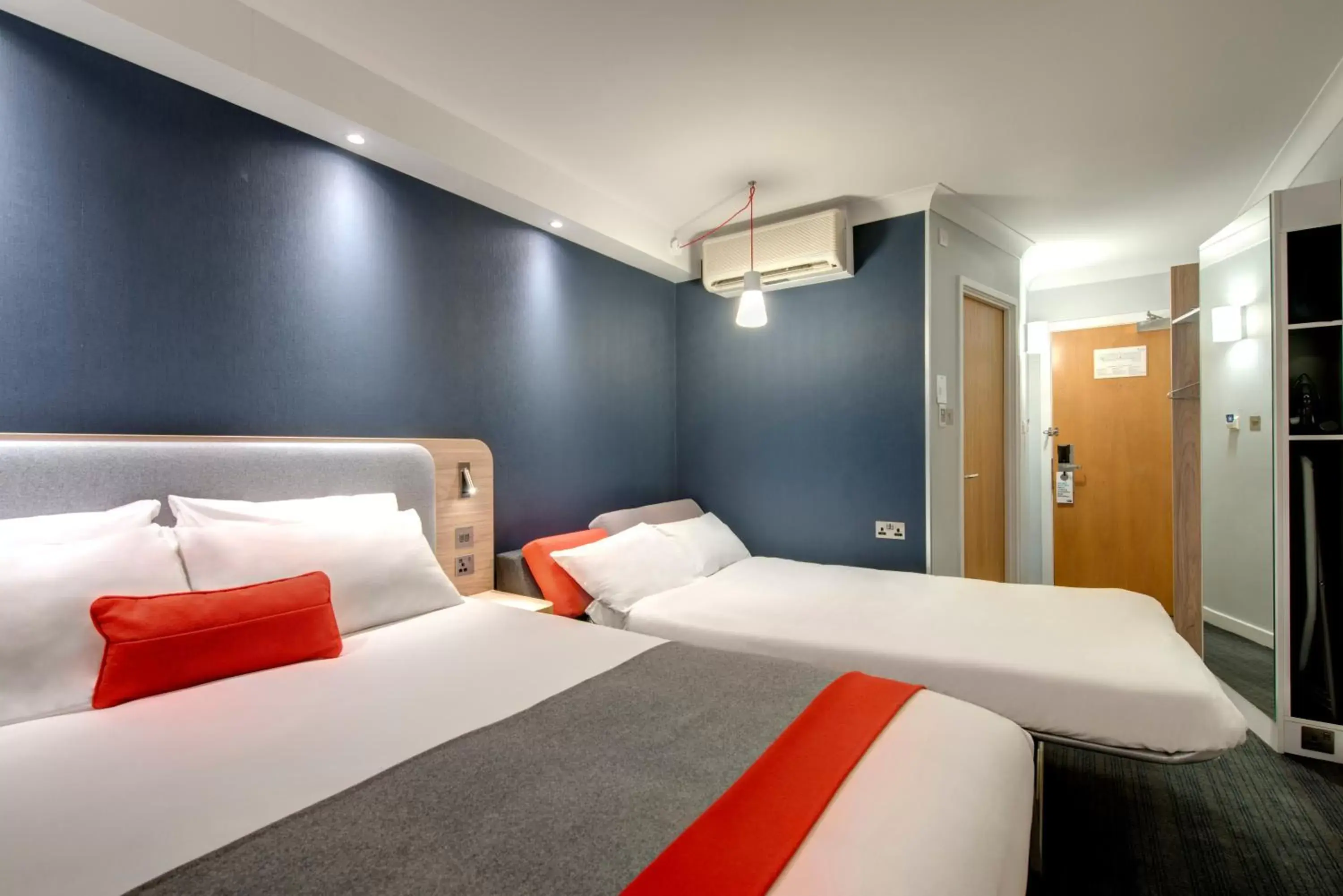 Photo of the whole room, Bed in Holiday Inn Express London Luton Airport, an IHG Hotel