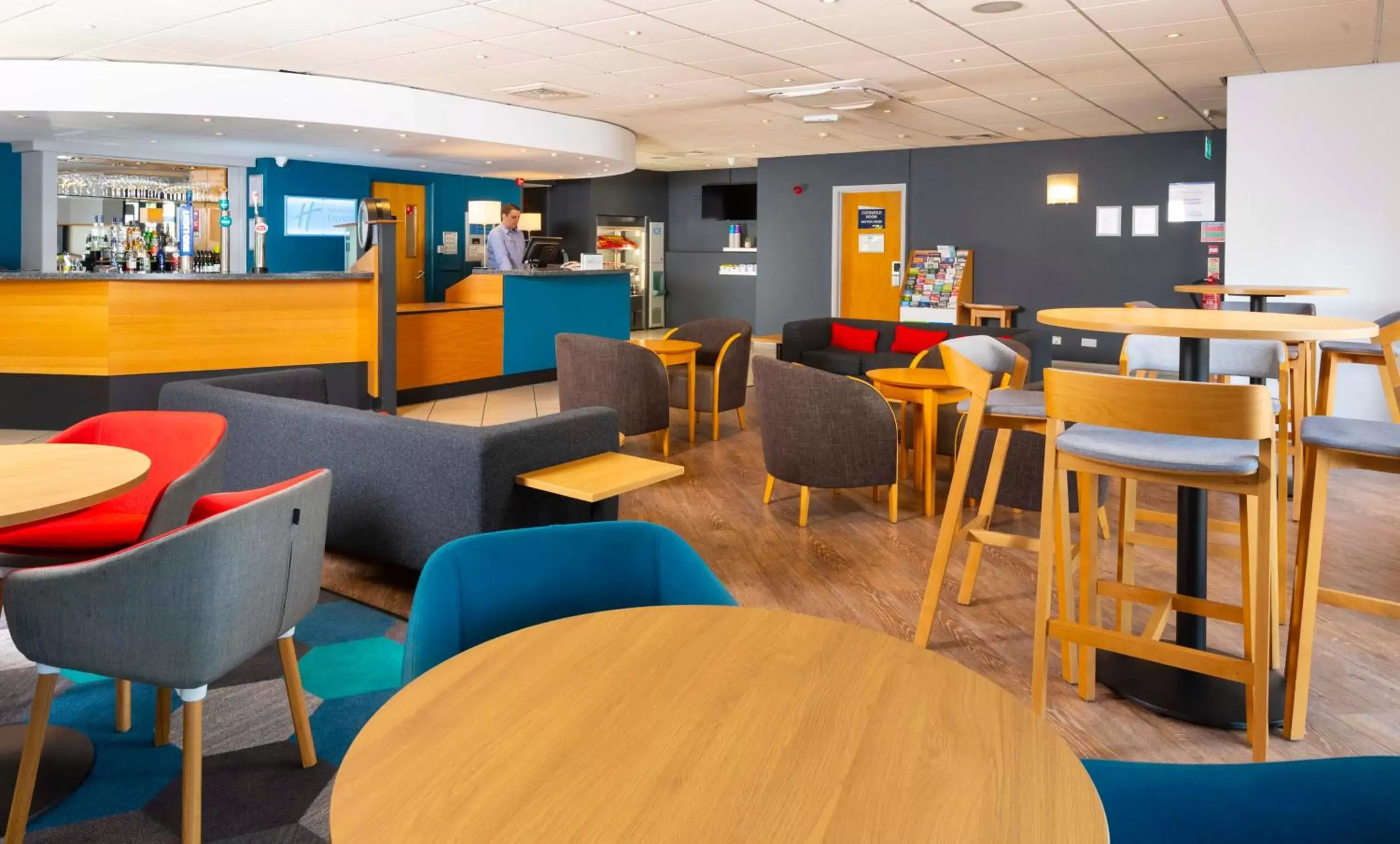 Lobby or reception, Lounge/Bar in Holiday Inn Express Gloucester - South, an IHG Hotel