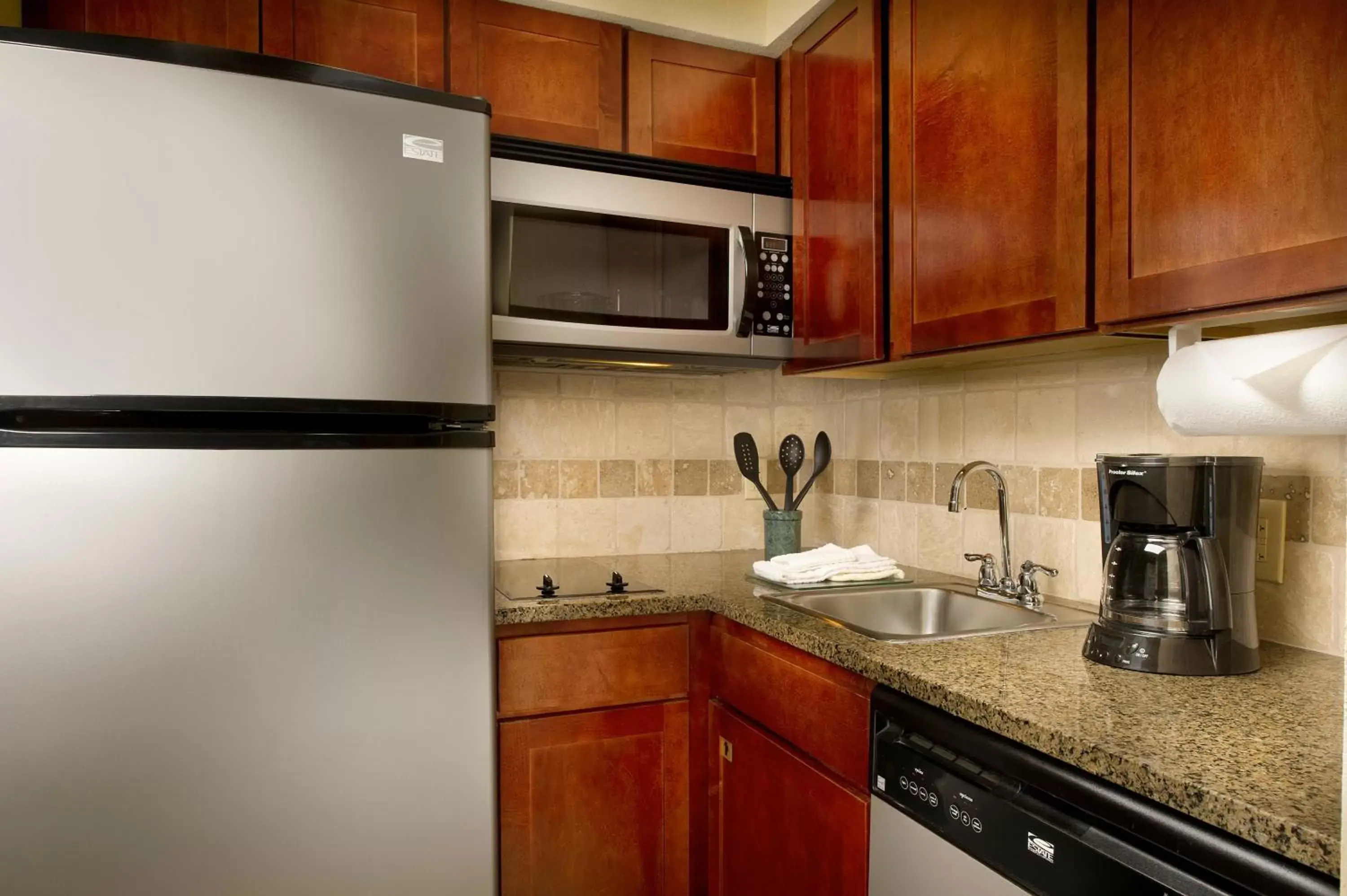 Bedroom, Kitchen/Kitchenette in Staybridge Suites Baltimore BWI Airport, an IHG Hotel