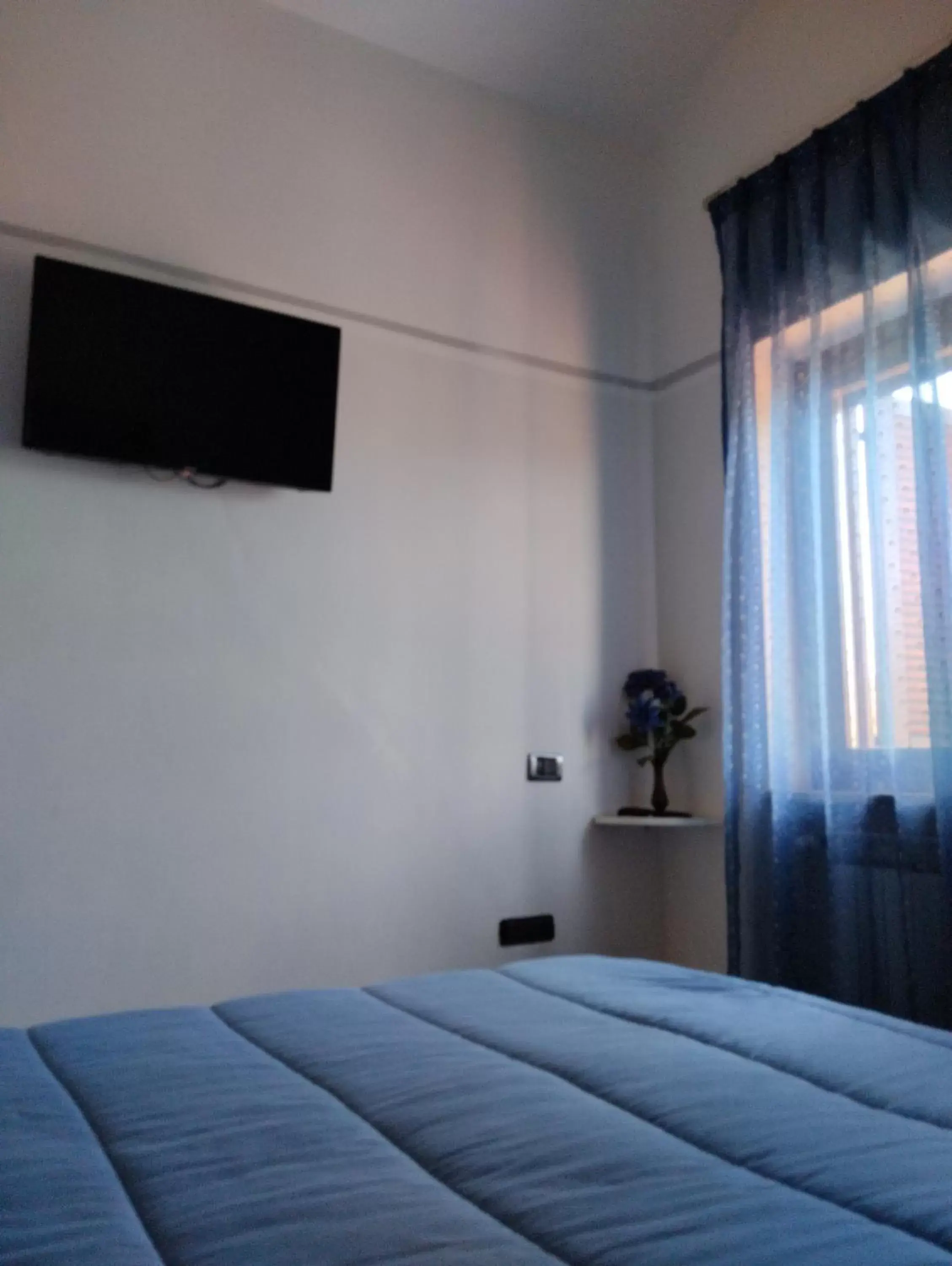 Bed, TV/Entertainment Center in Angolo Verde