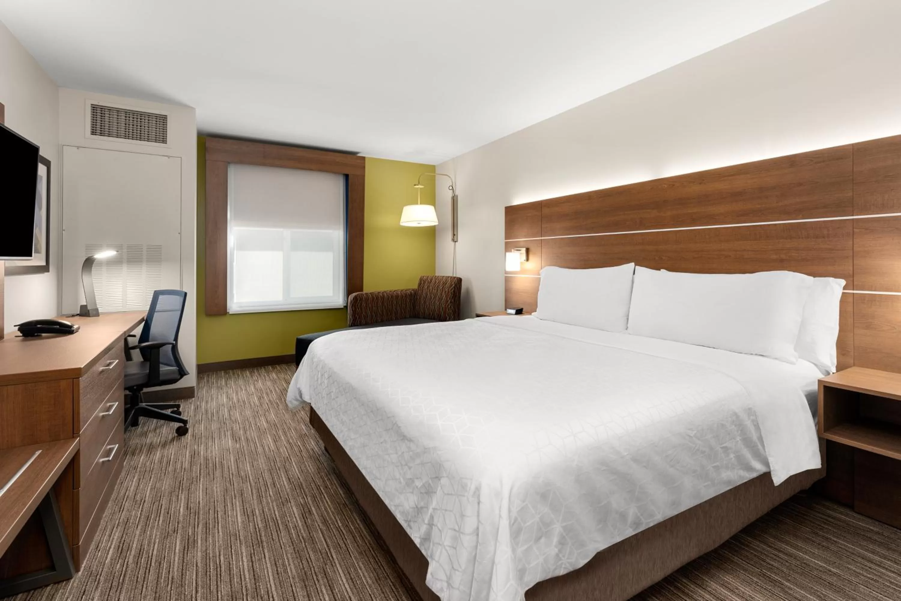 Photo of the whole room, Bed in Holiday Inn Express and Suites Sumner by IHG
