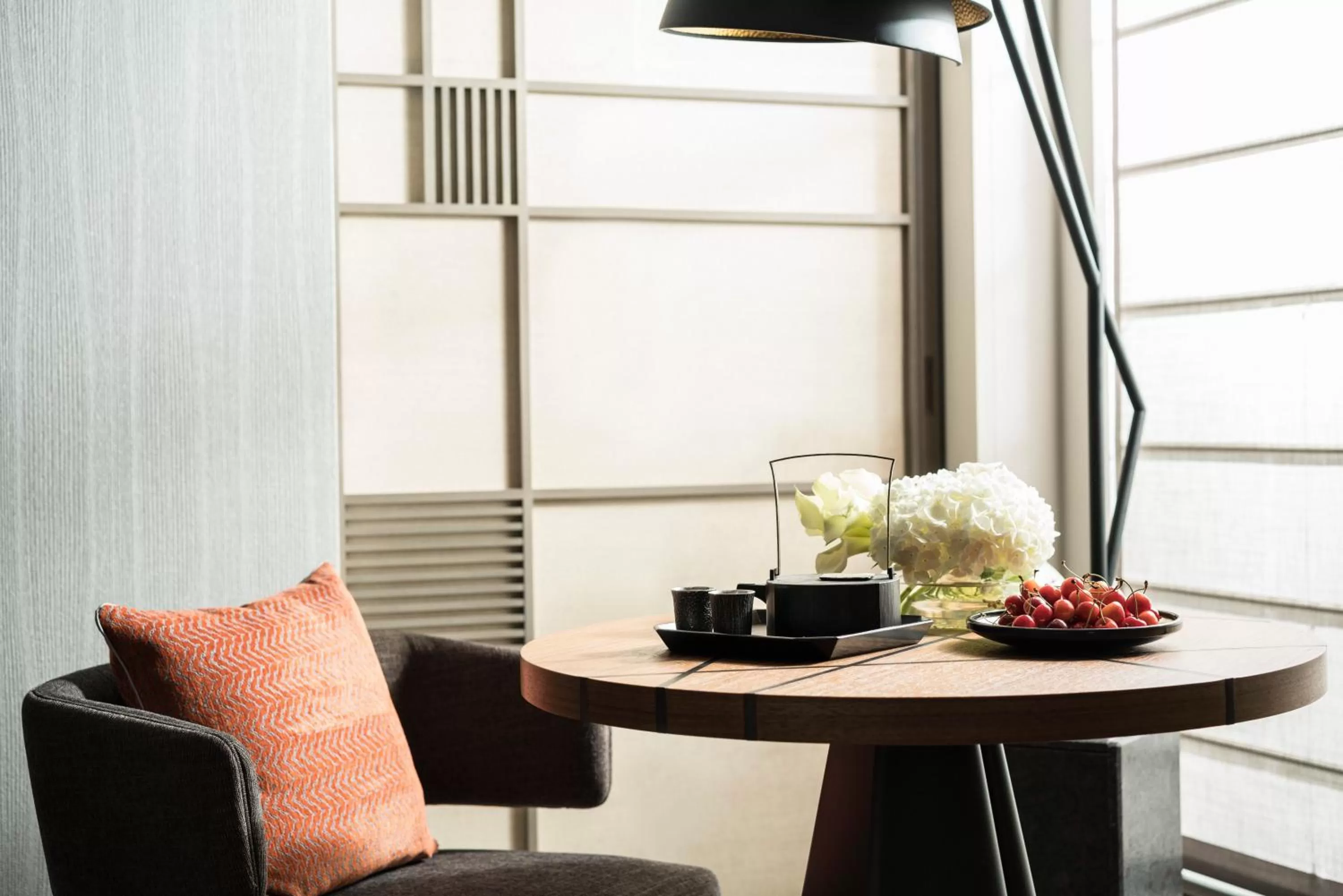 Seating area in Four Seasons Hotel Tokyo at Otemachi