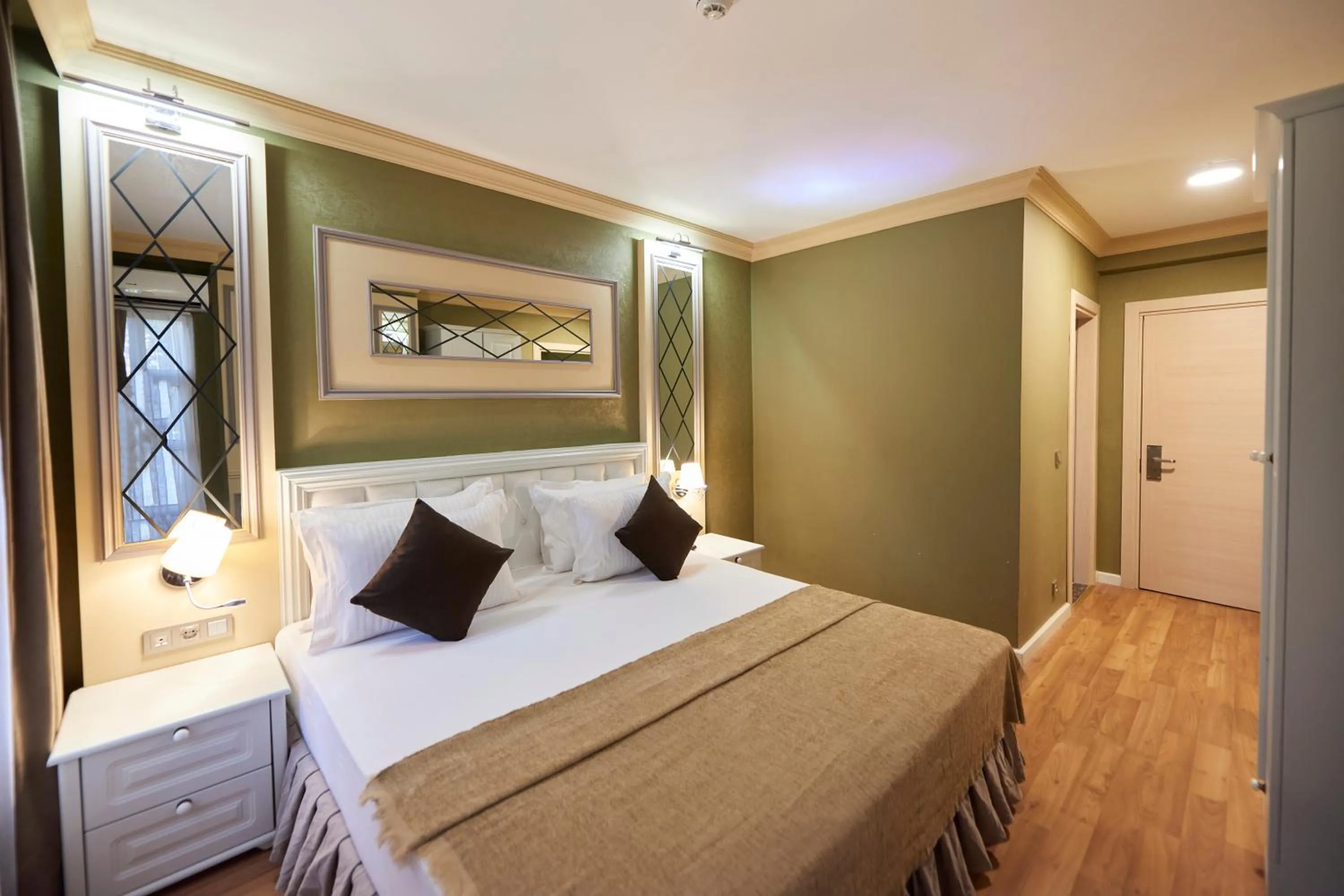 Photo of the whole room, Bed in Sunlight Hotel