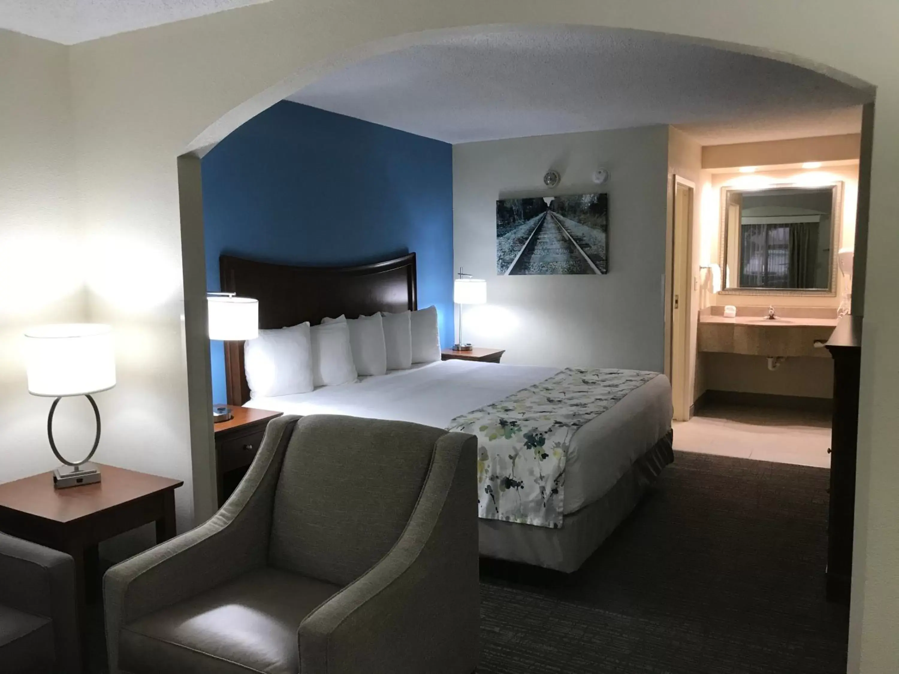 Bed in Best Western Inn & Suites Monroe