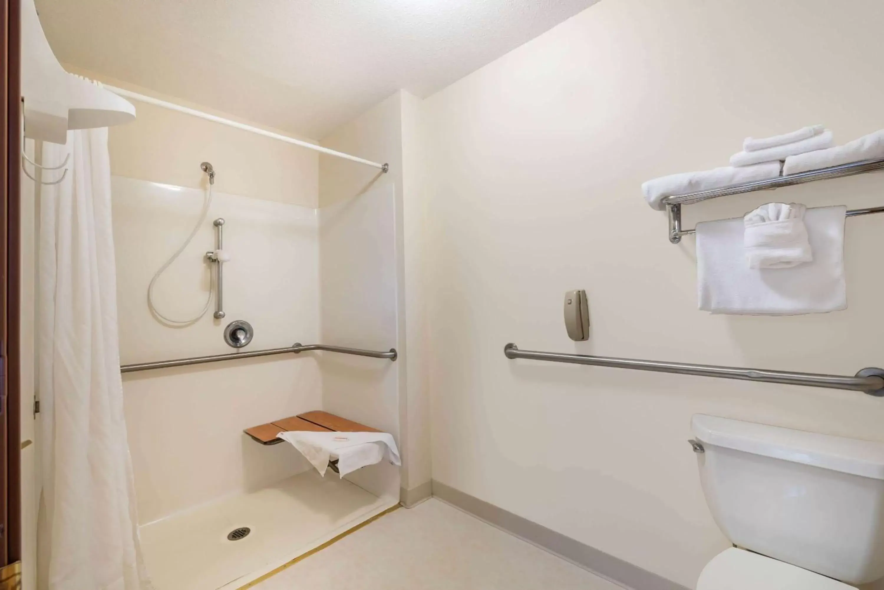 Shower, Bathroom in Summerset Hotel and Suites Rapid City West