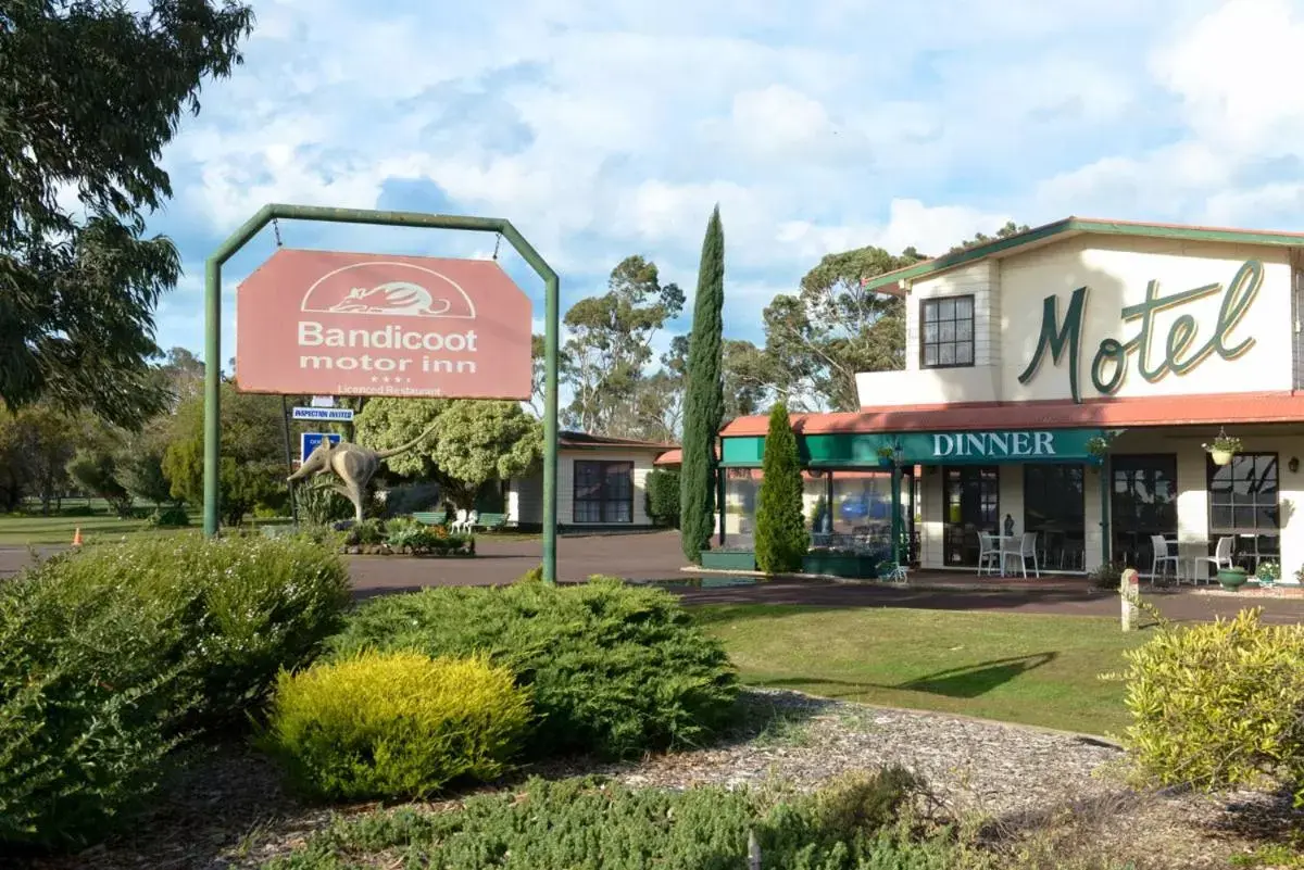 Property building, Property Logo/Sign in Bandicoot Motor Inn Hamilton