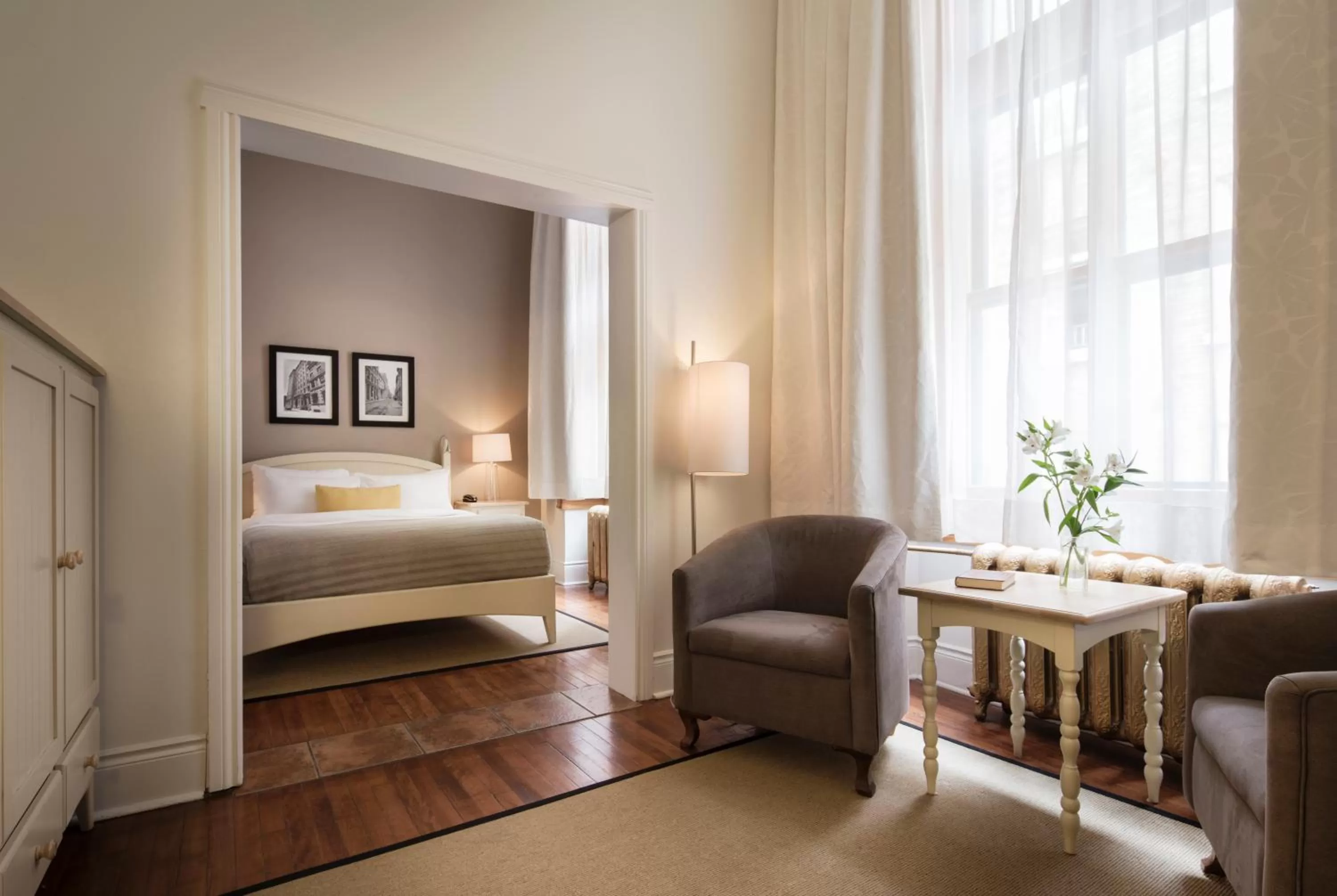 Photo of the whole room, Bed in Auberge Saint-Pierre