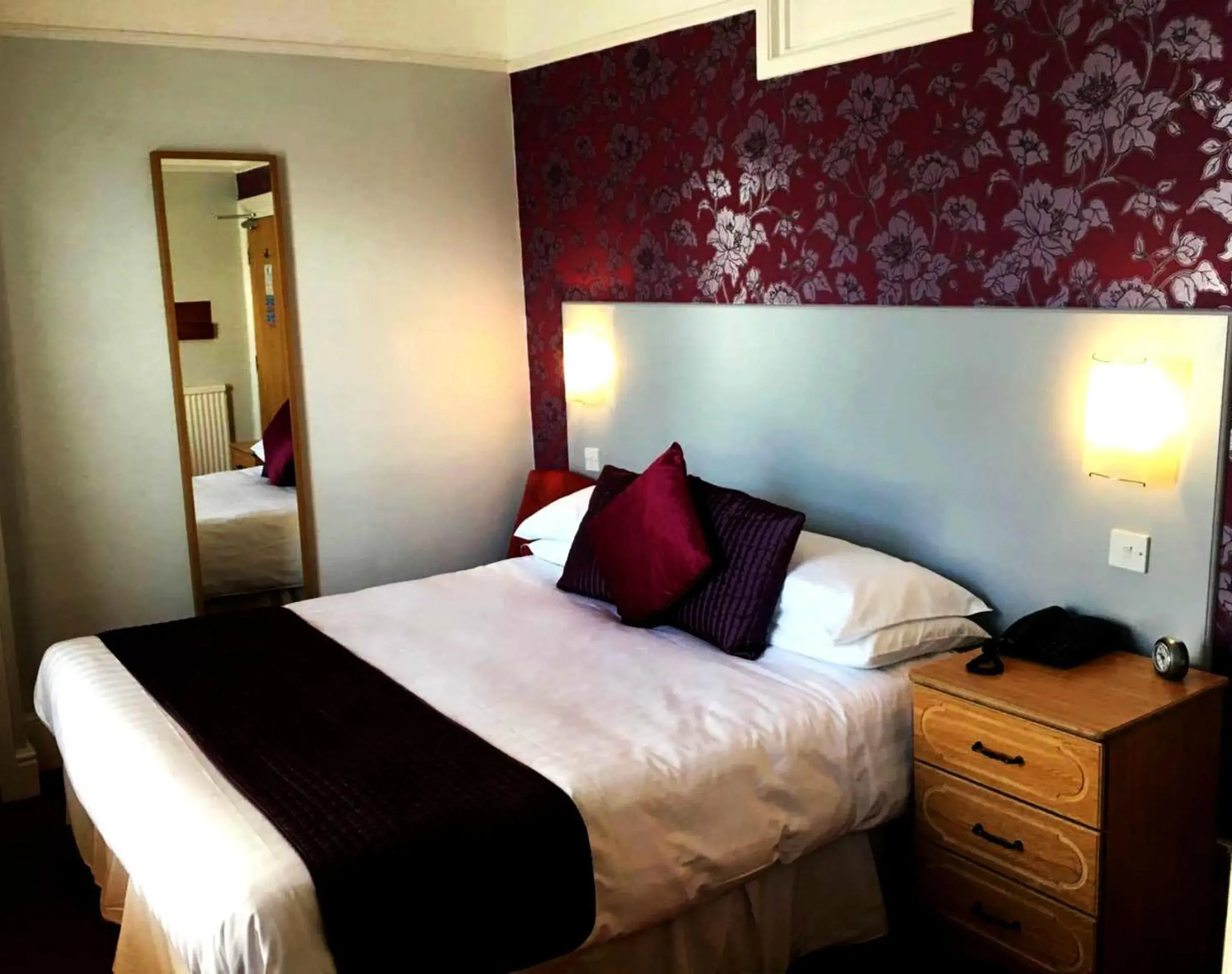 Bedroom, Bed in Harrow Lodge Hotel