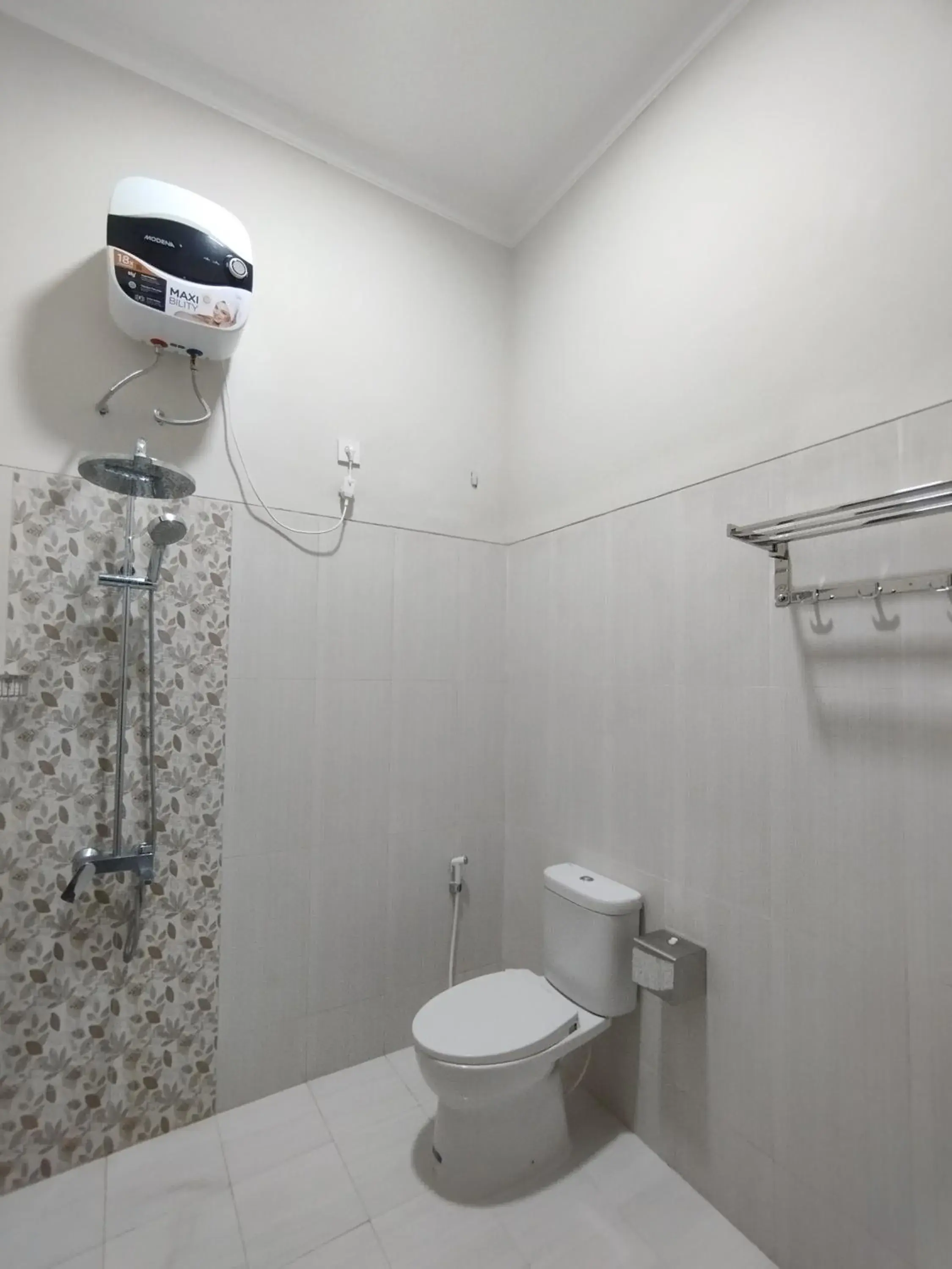 Shower, Bathroom in Saira Hotel dan Homestay Syariah