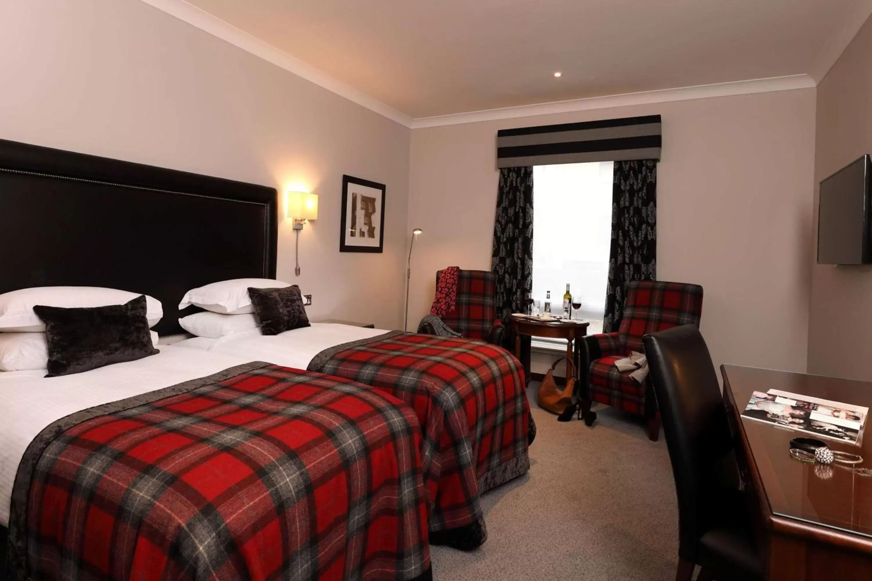 Photo of the whole room, Bed in Edinburgh Holyrood Hotel