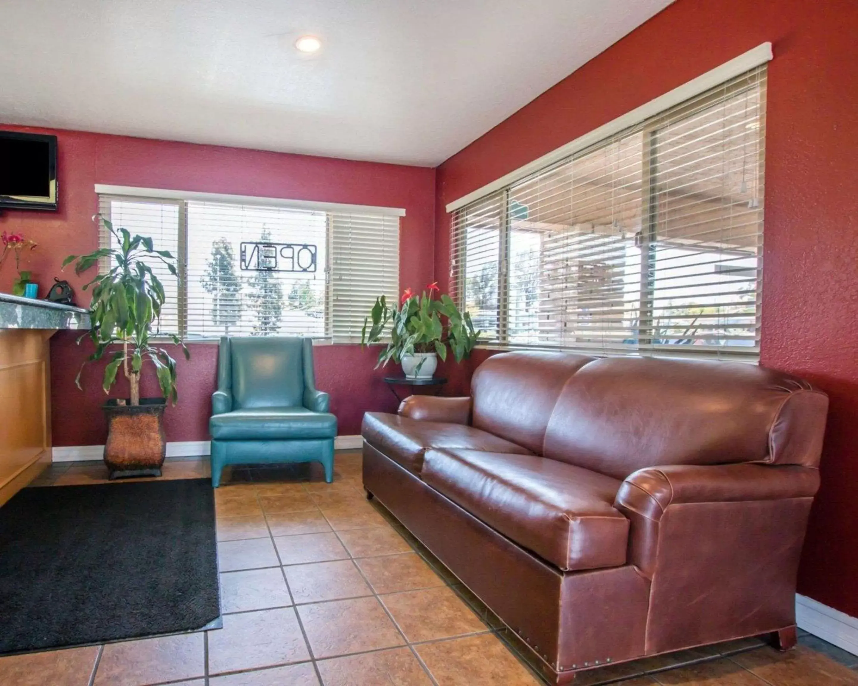 Lobby or reception, Seating Area in Rodeway Inn Fallbrook Downtown