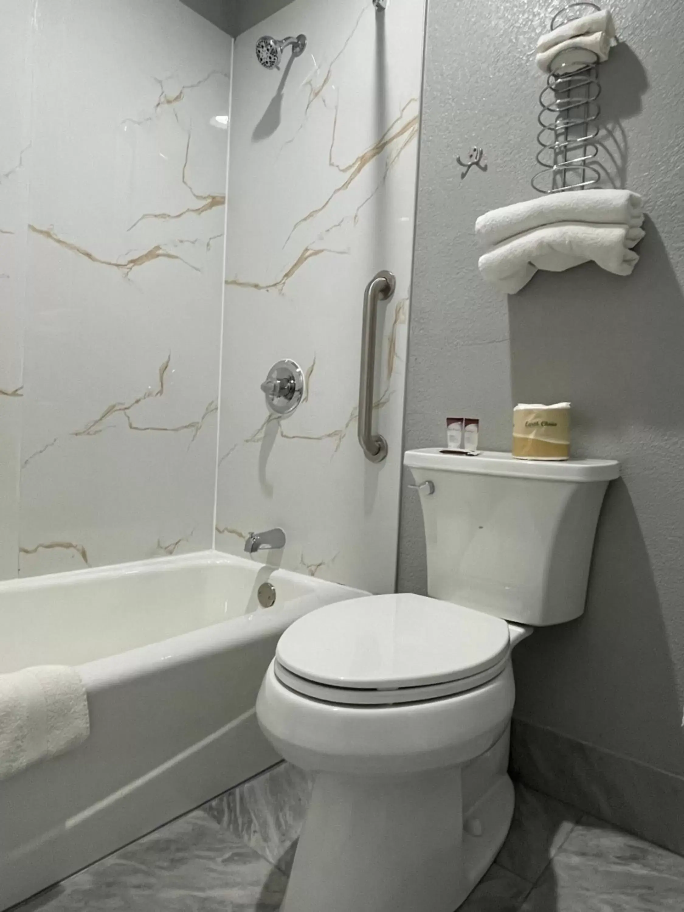 Shower, Bathroom in Copper Manor Motel