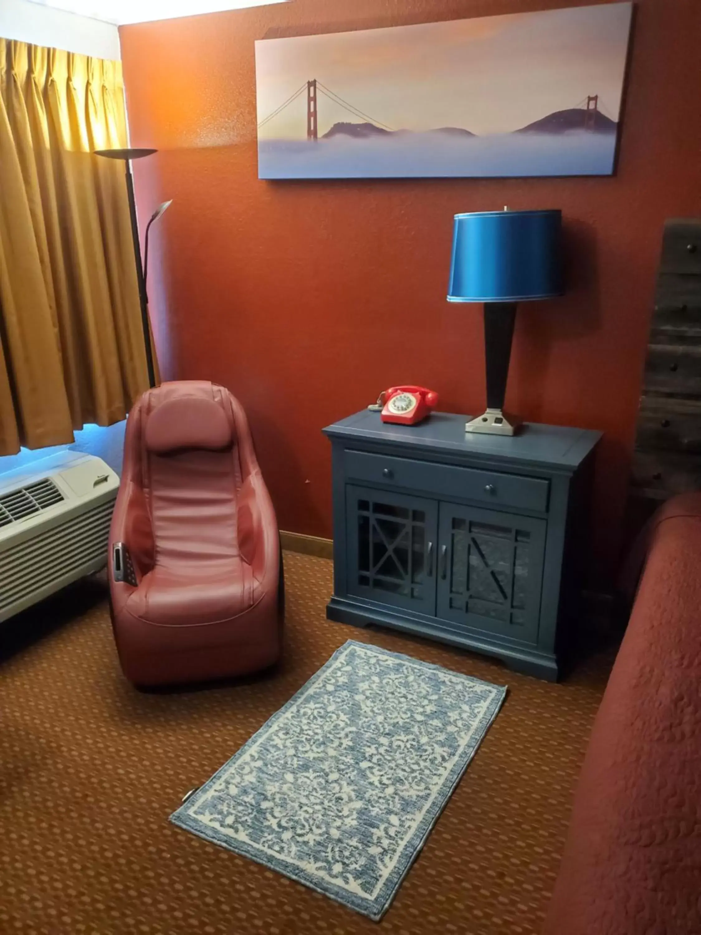 Seating area, Bed in Americana Inn Motel