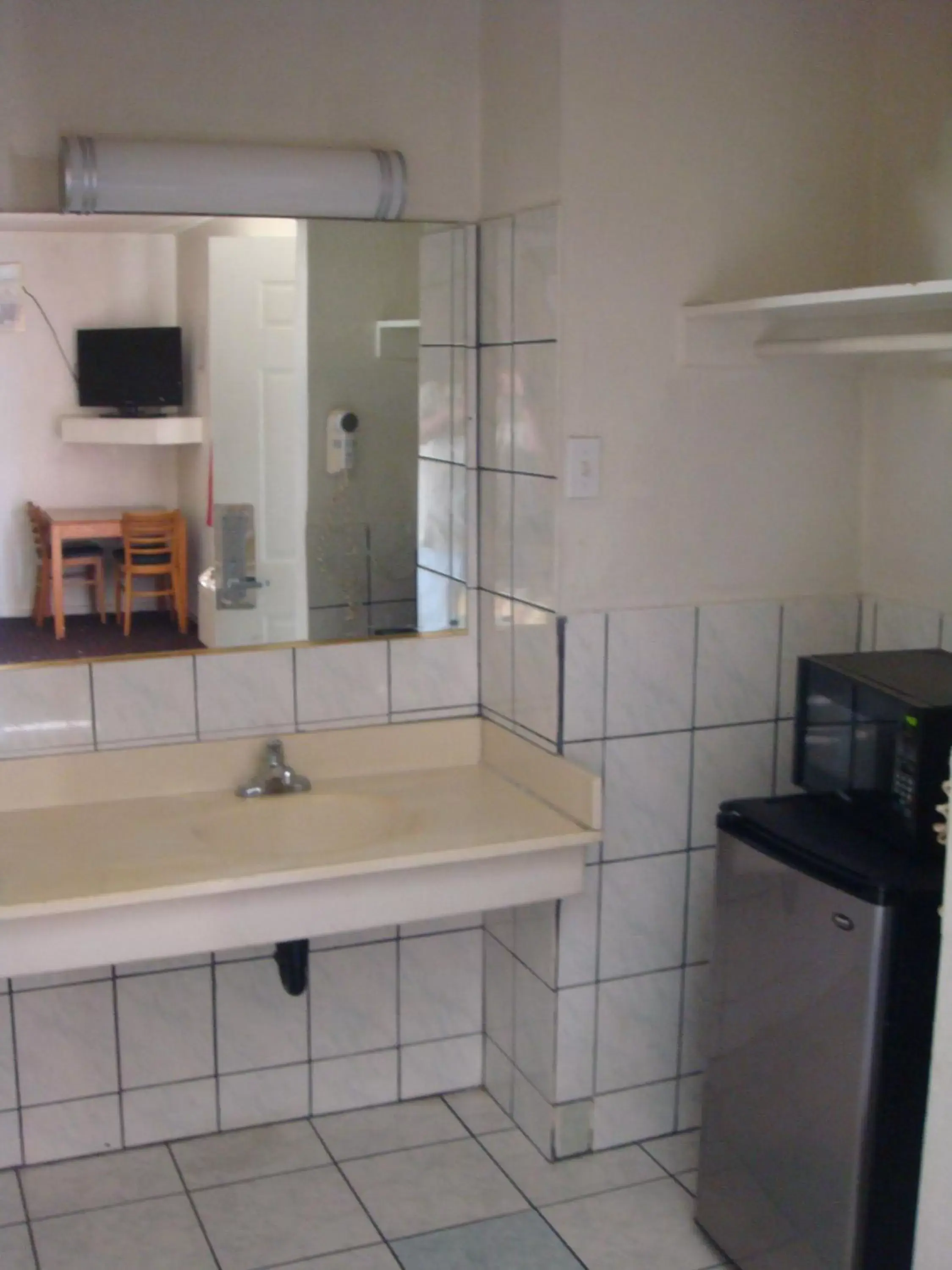 Kitchen or kitchenette, Bathroom in American Inn
