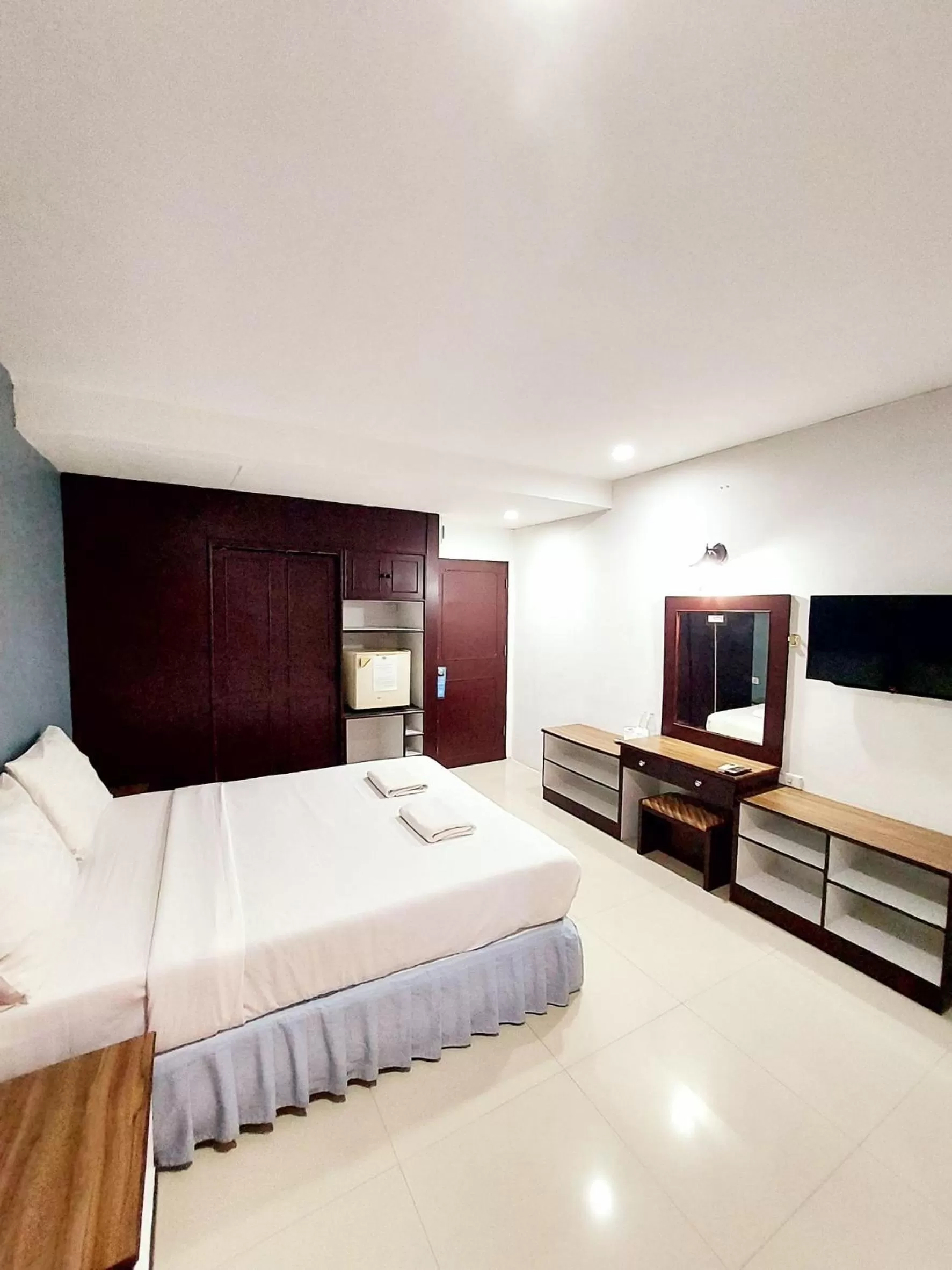 Bedroom, Bed in Traveller Inn Hotel