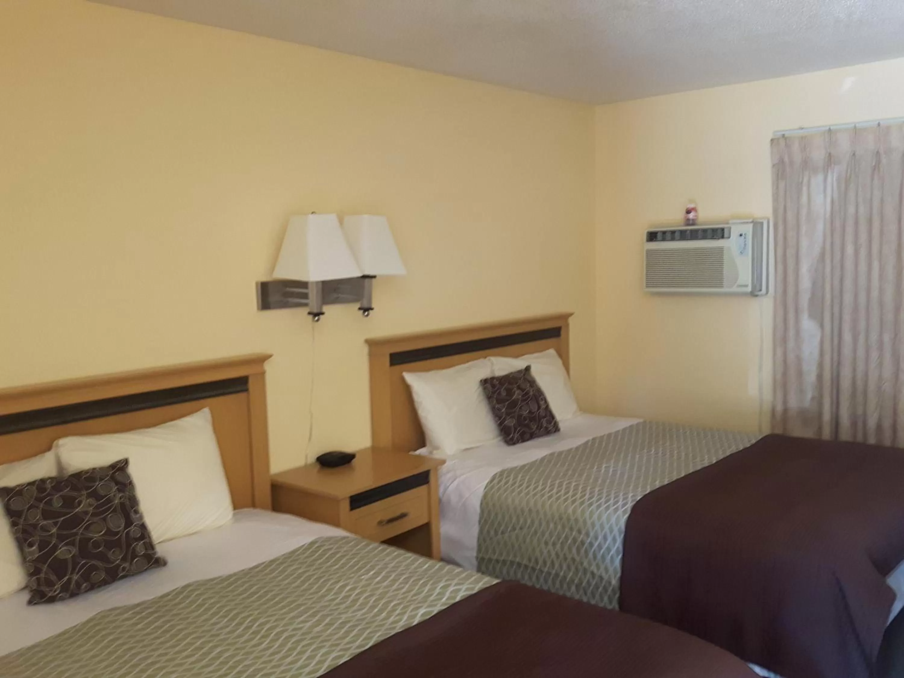 Bed in Fuller Lake Chemainus Motel