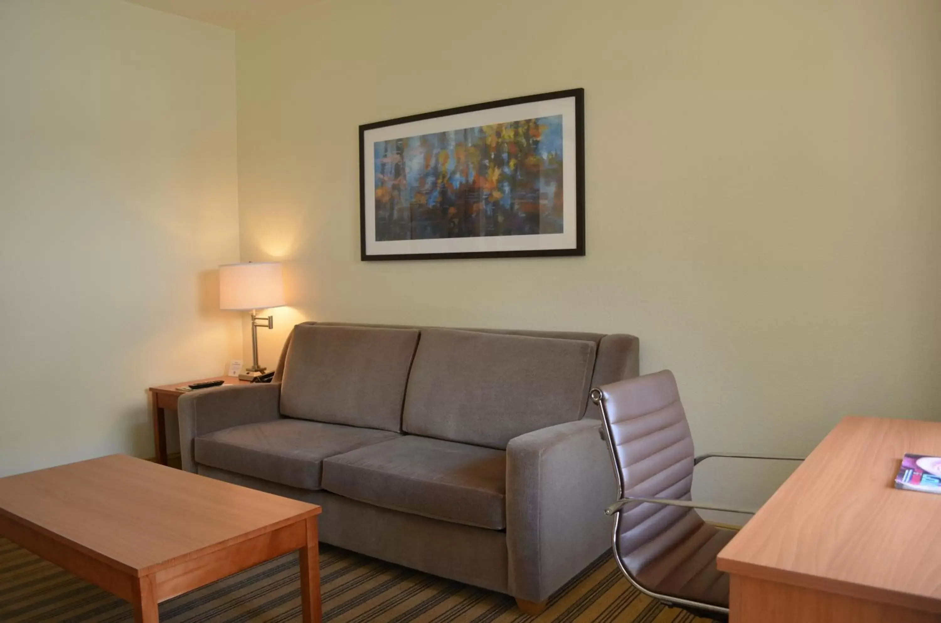 Living room, Seating Area in Comfort Suites Medical District near Mall of Louisiana