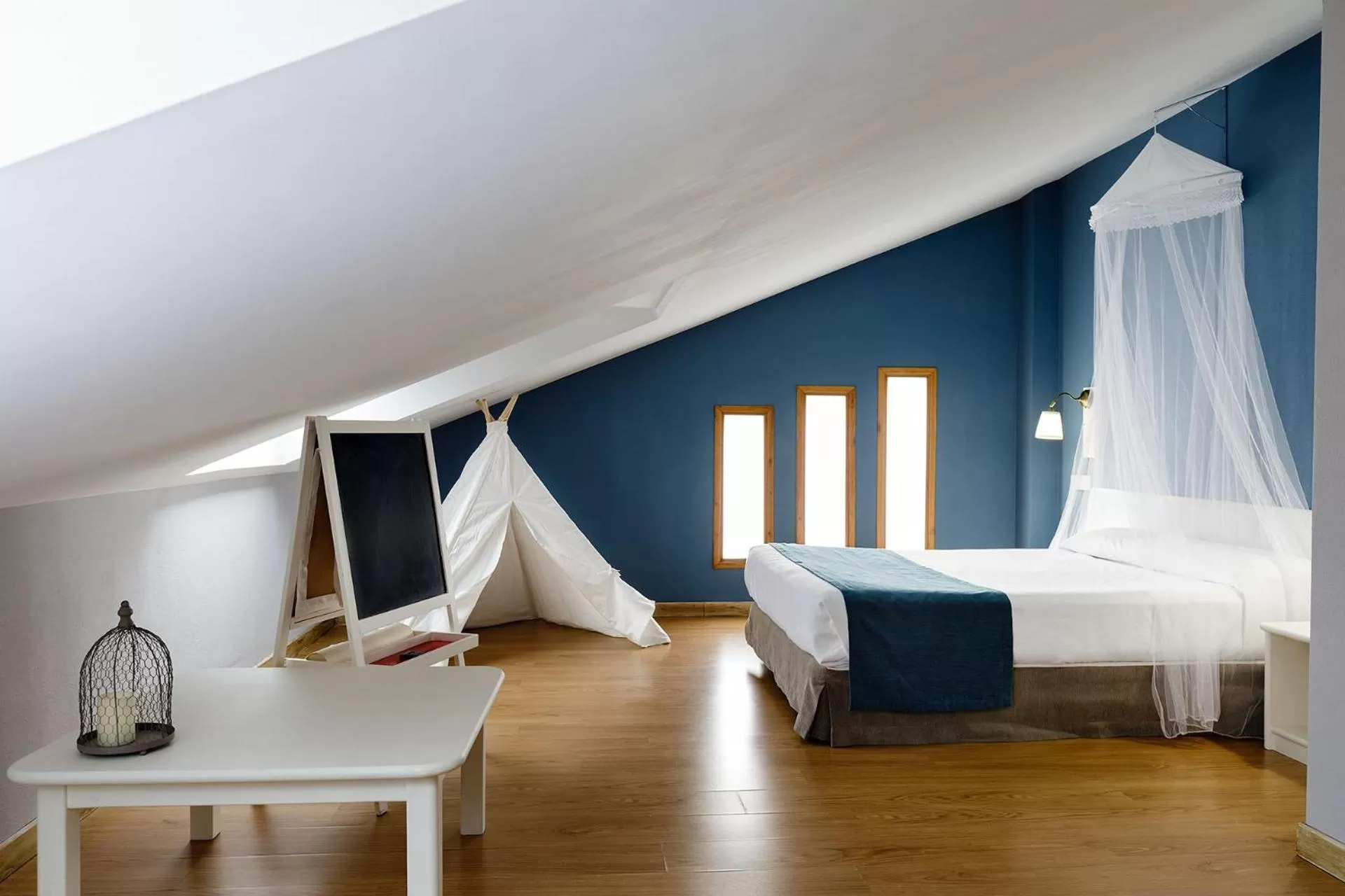 Photo of the whole room, Bed in Hotel Jakue