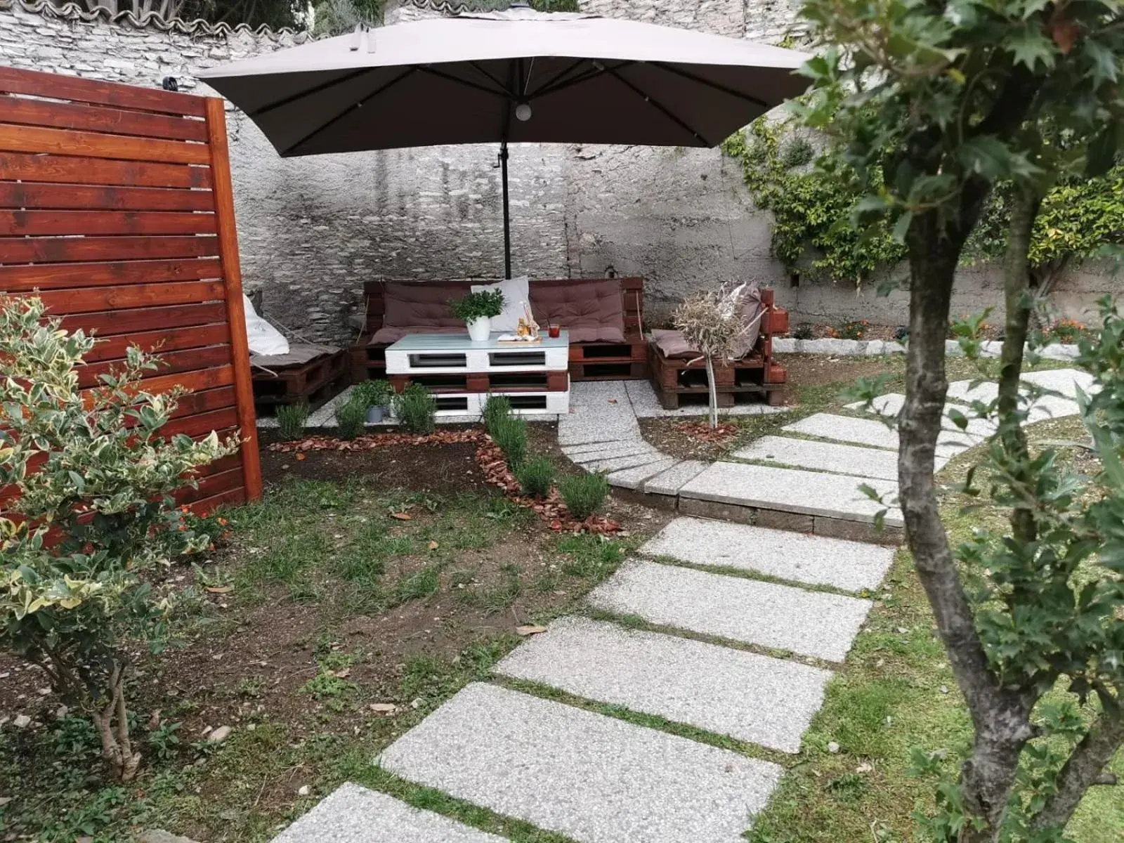 Garden, BBQ Facilities in Hotel Meridiana