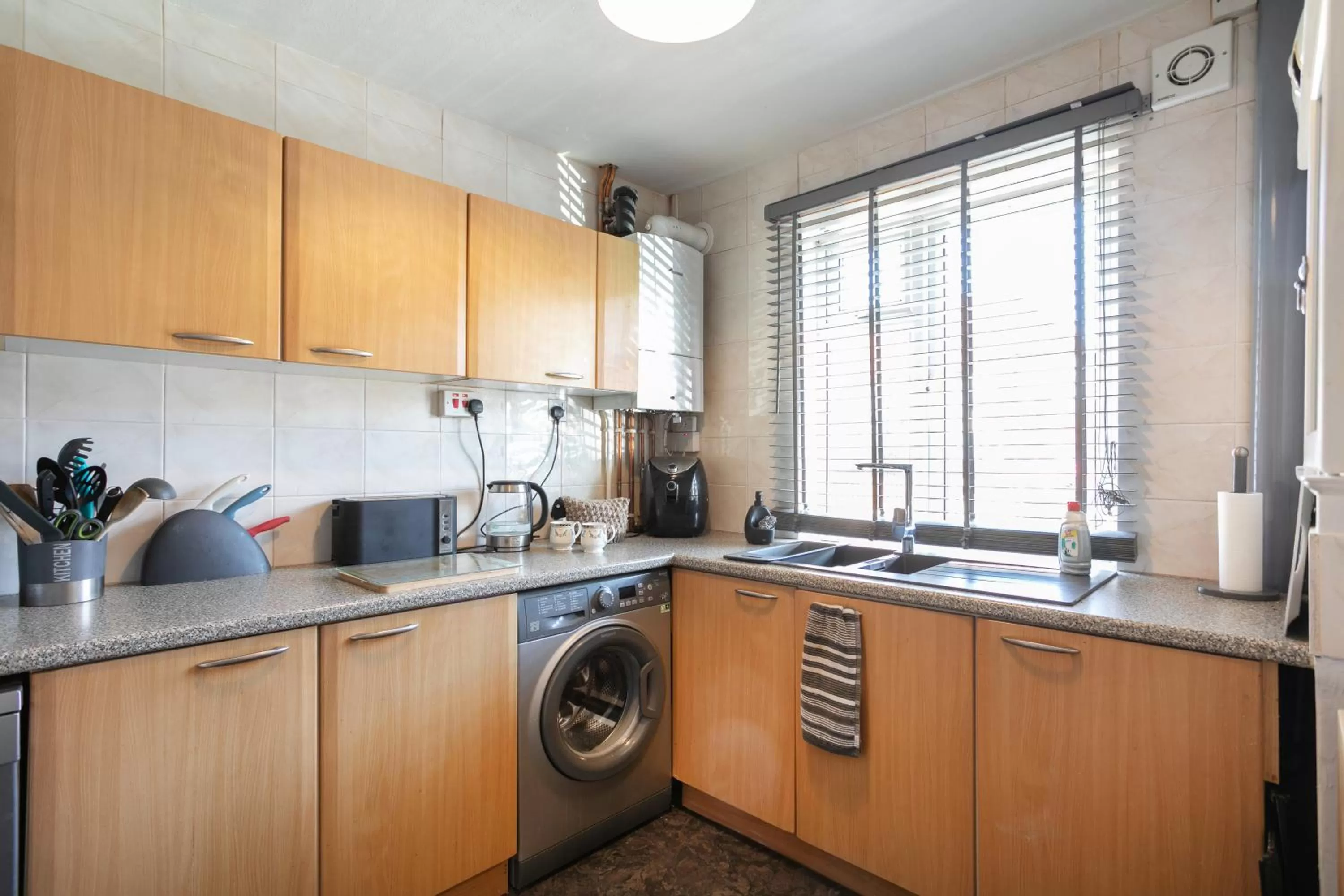 Breakfast, Kitchen/Kitchenette in BED AT BOWBRIDGE, Centre town