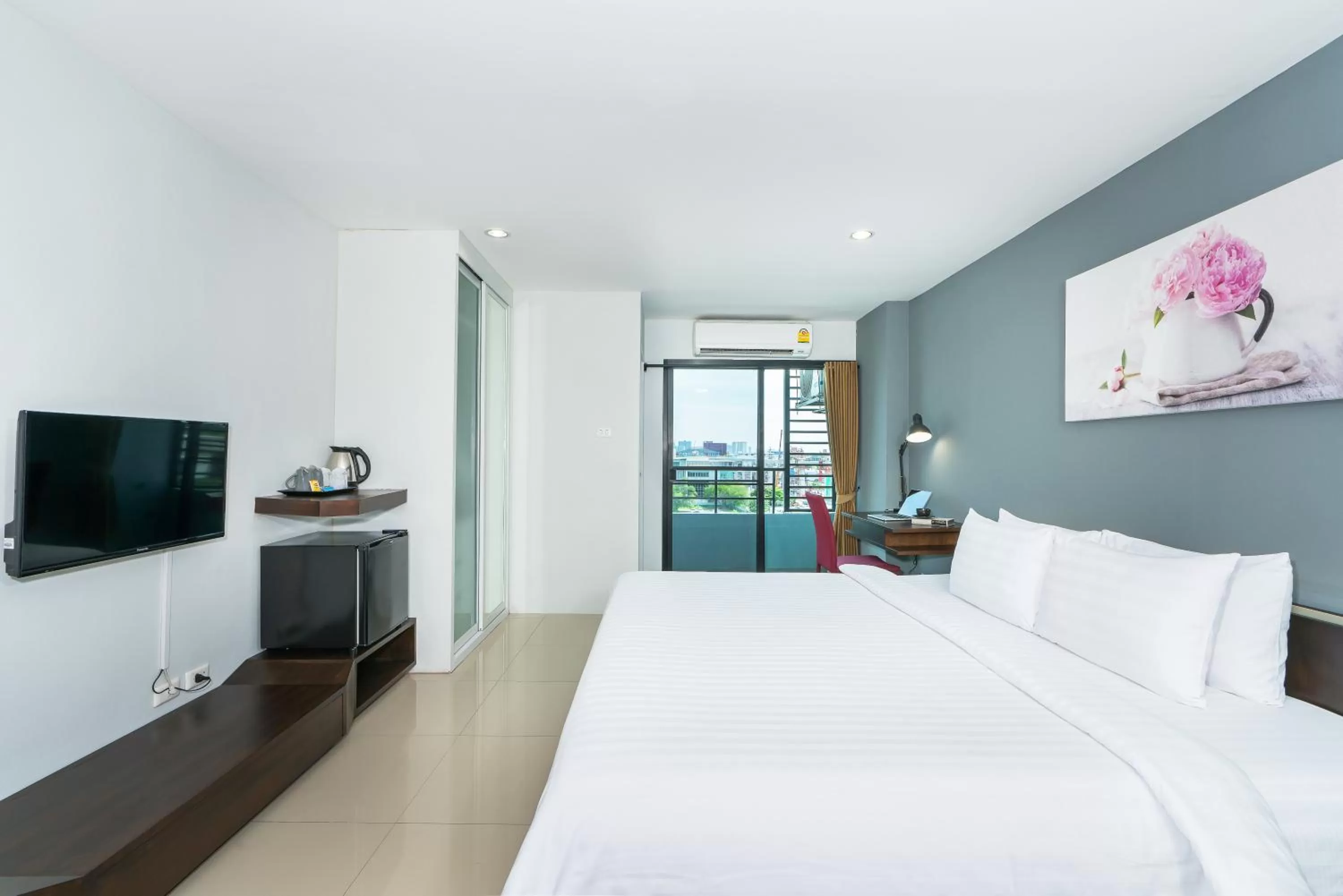 Photo of the whole room, Bed in De Botan Srinakarin Hotel & Residence