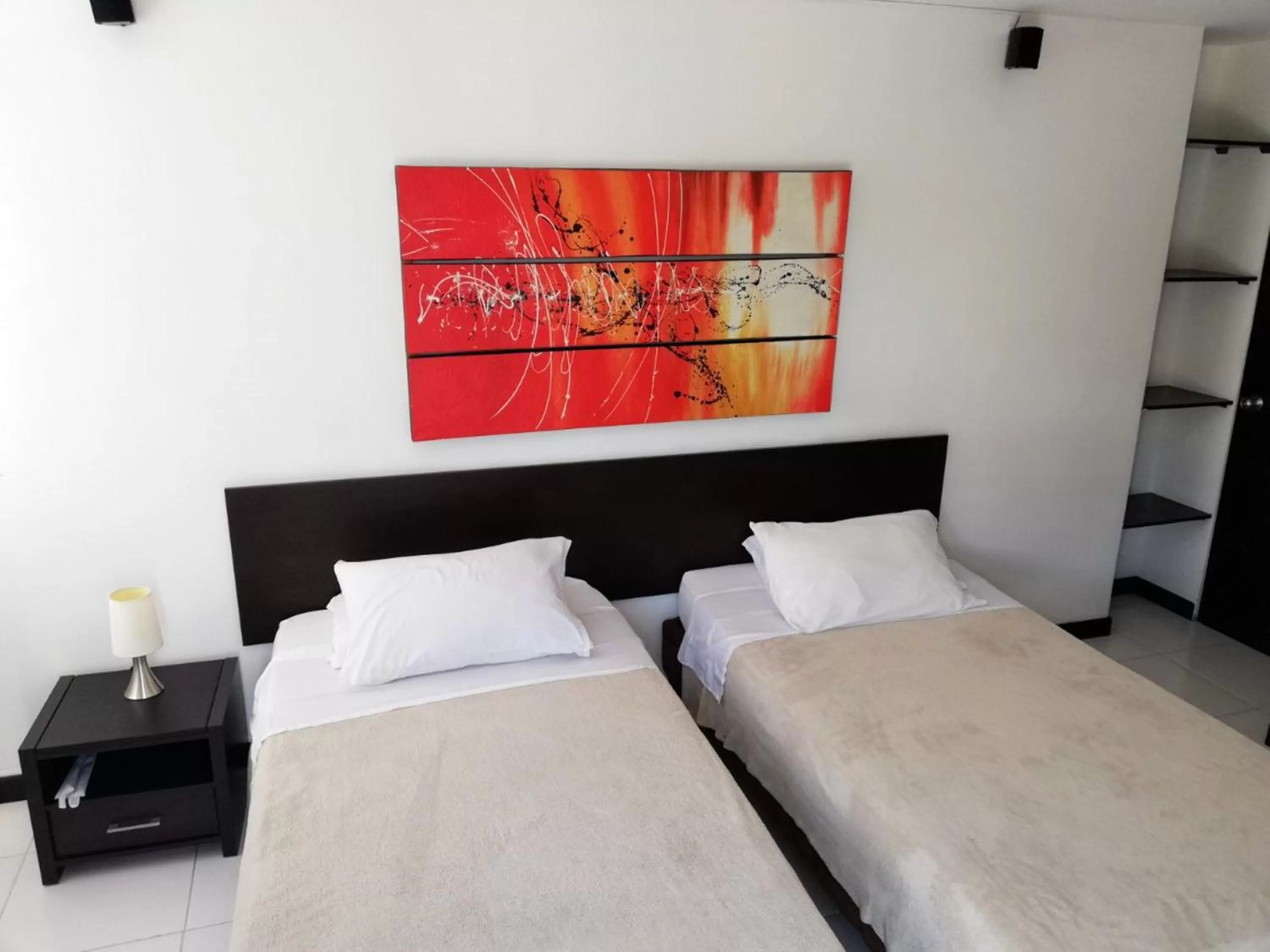 Photo of the whole room in Apartasuites San Marcos