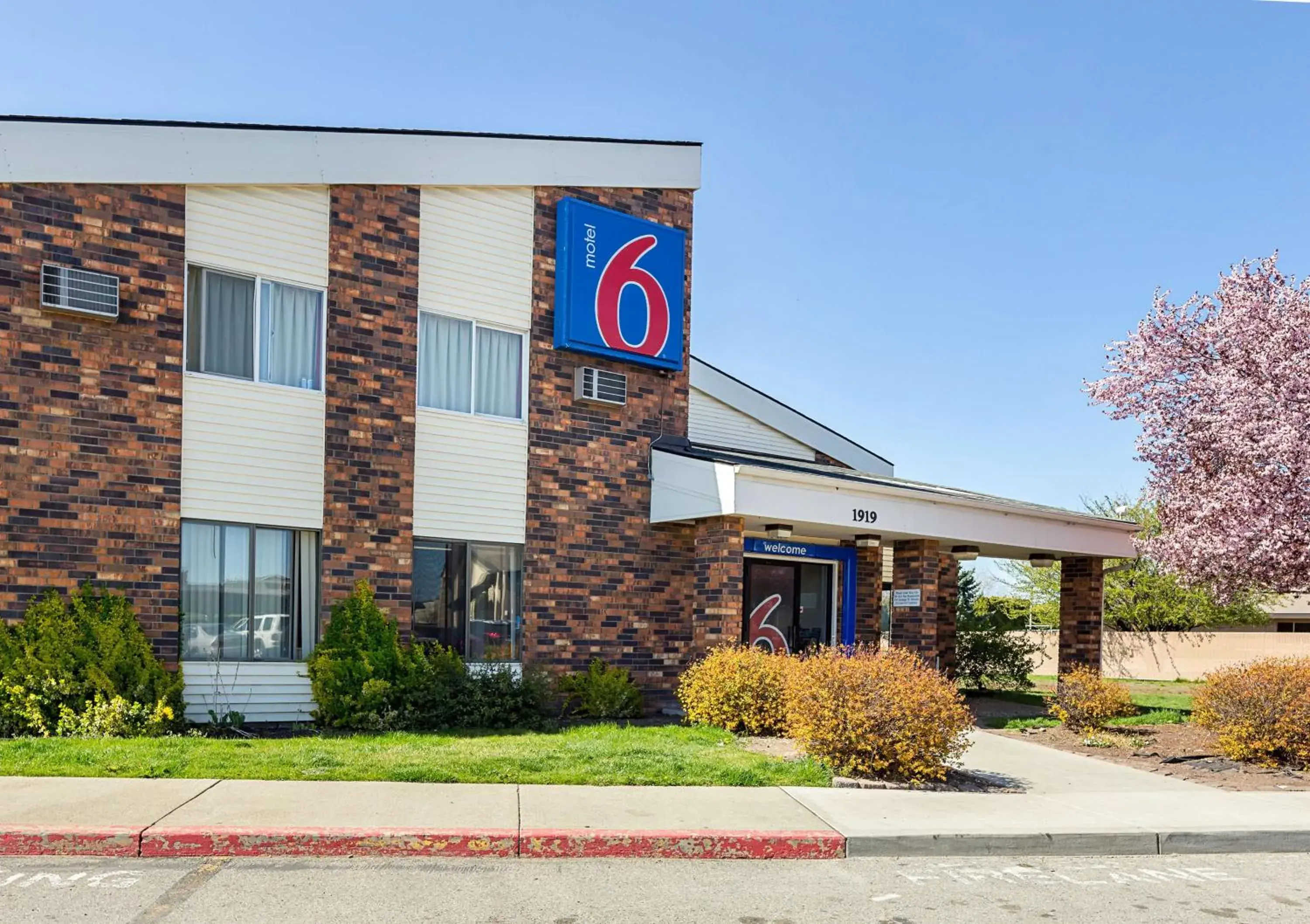 Property building, Garden in Motel 6-Spokane, WA - East