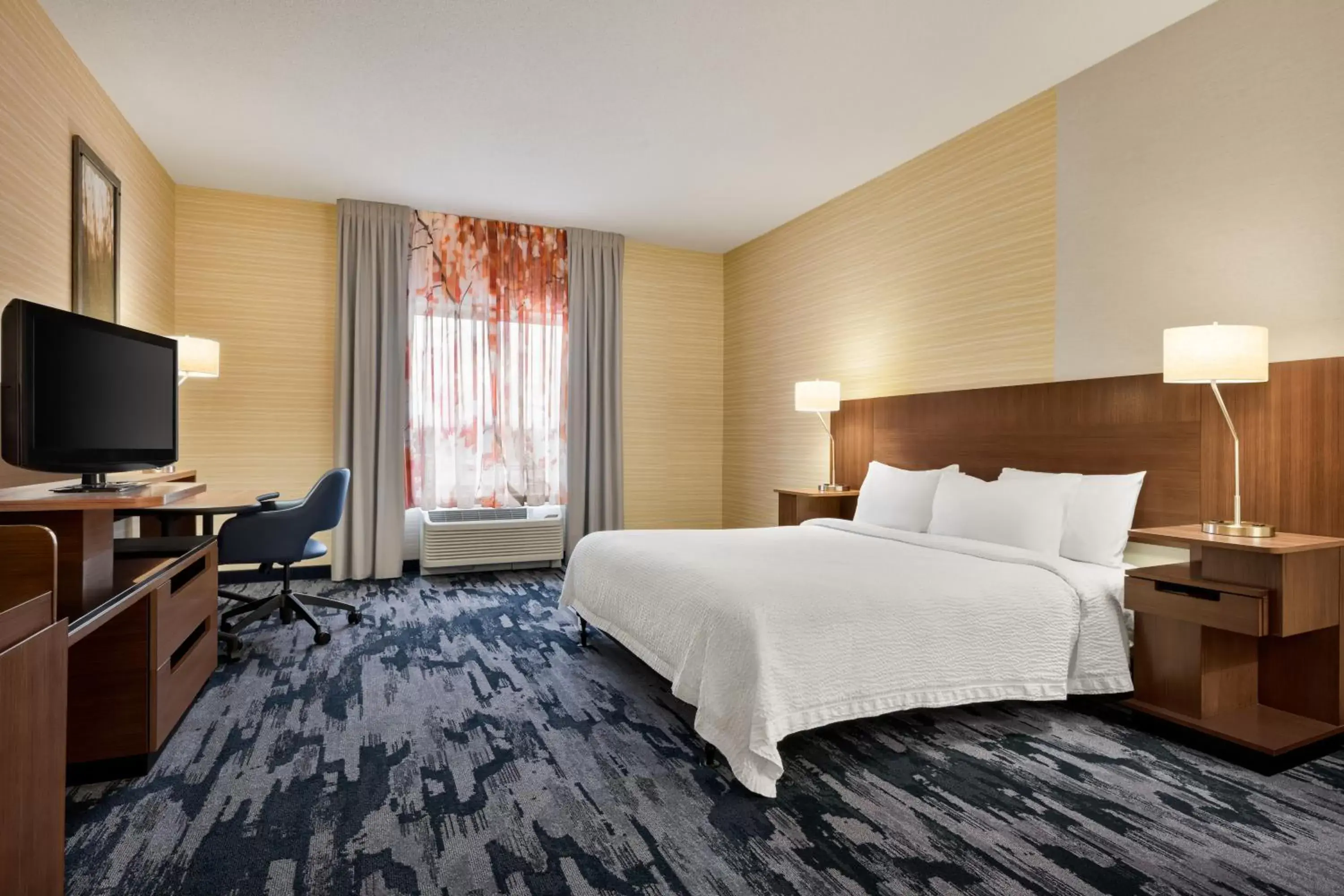 Bed in Fairfield Inn & Suites by Marriott Hershey Chocolate Avenue