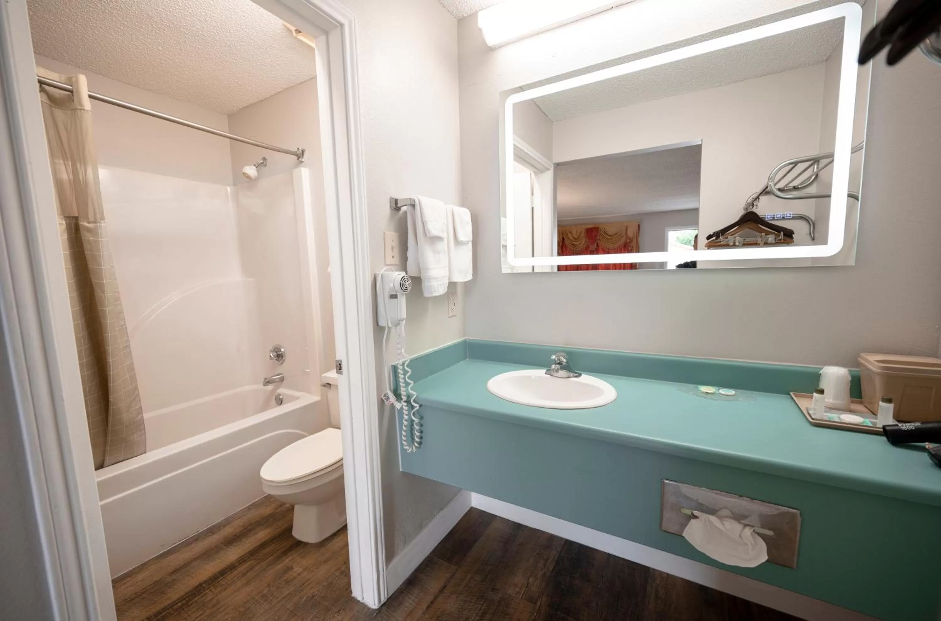 Bathroom in RIVER OAK INN