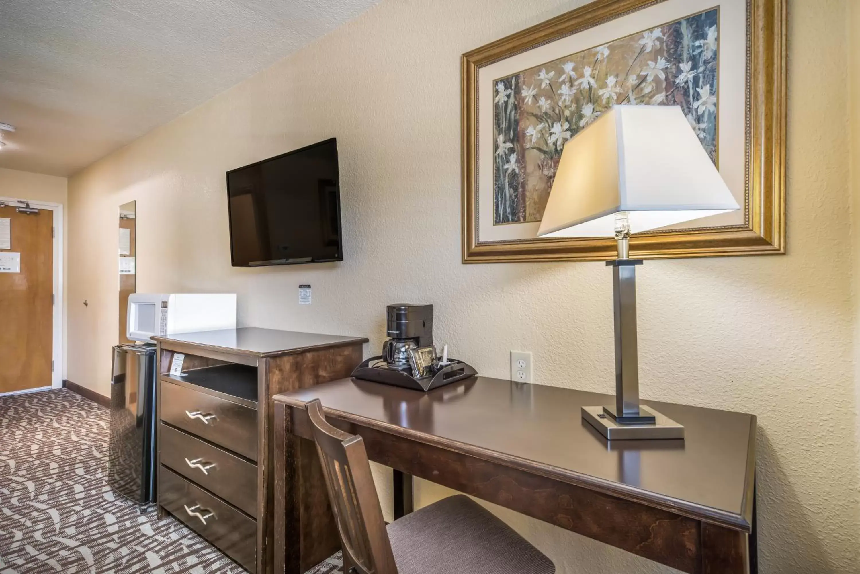 Communal lounge/ TV room, TV/Entertainment Center in Americas Best Value Inn San Francisco/Pacifica