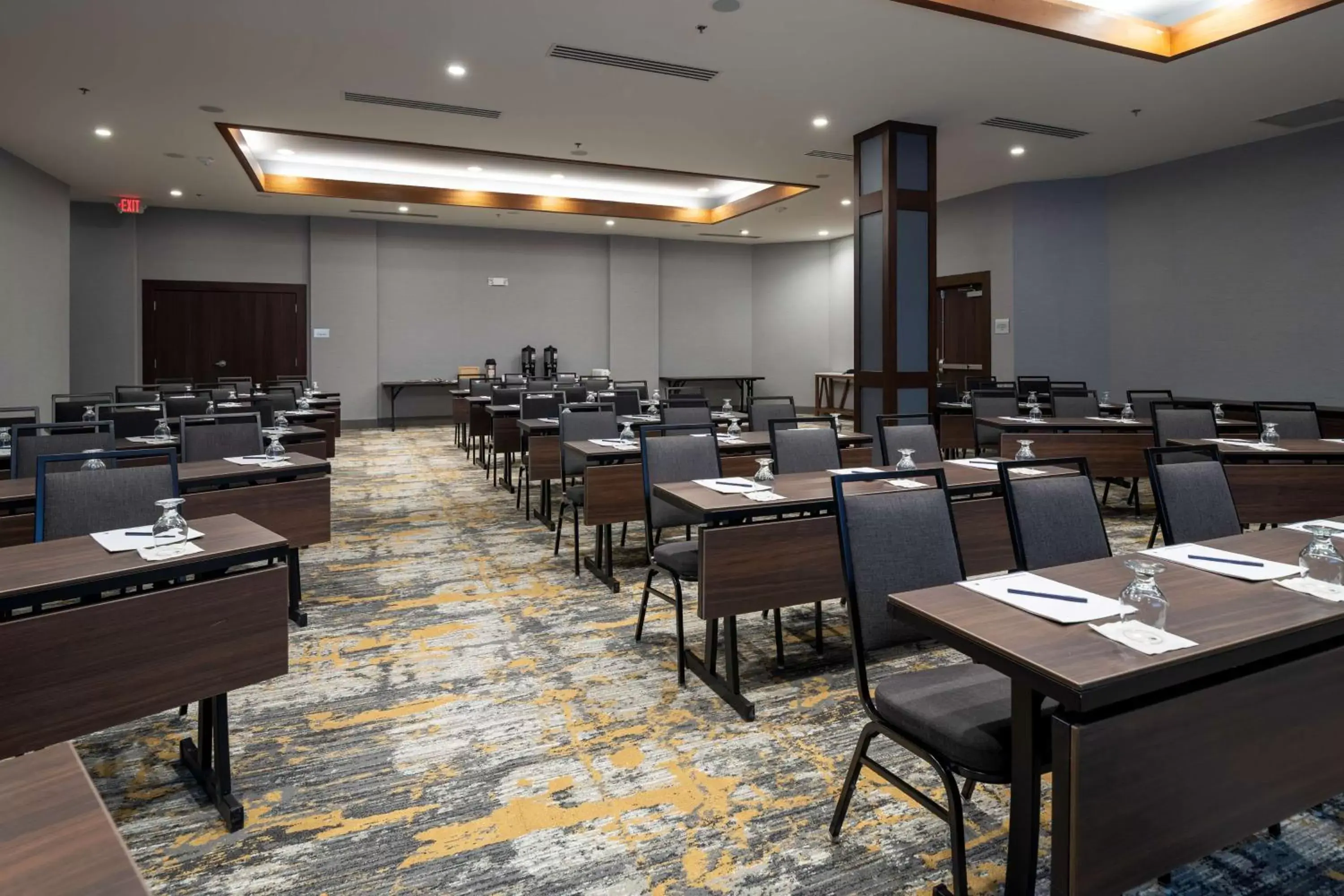 Meeting/conference room, Restaurant/Places to Eat in Doubletree By Hilton Madison East