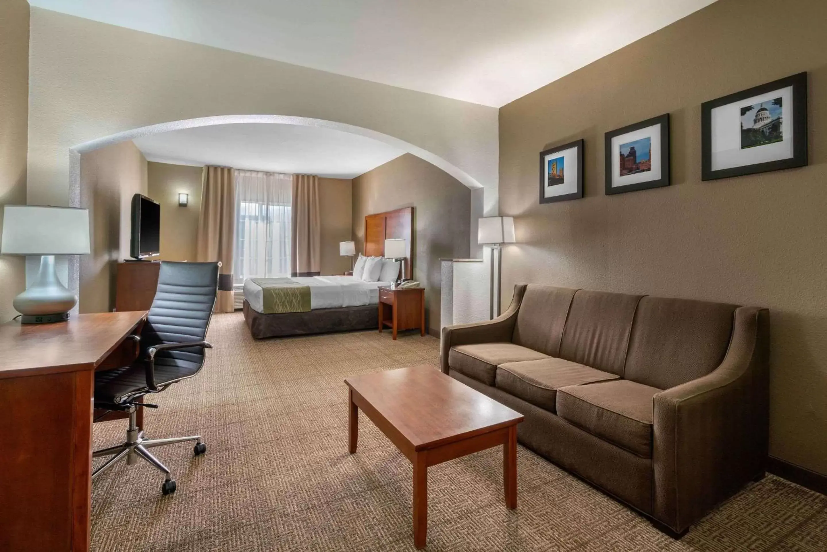 Photo of the whole room, Seating Area in Comfort Inn & Suites Sacramento – University Area