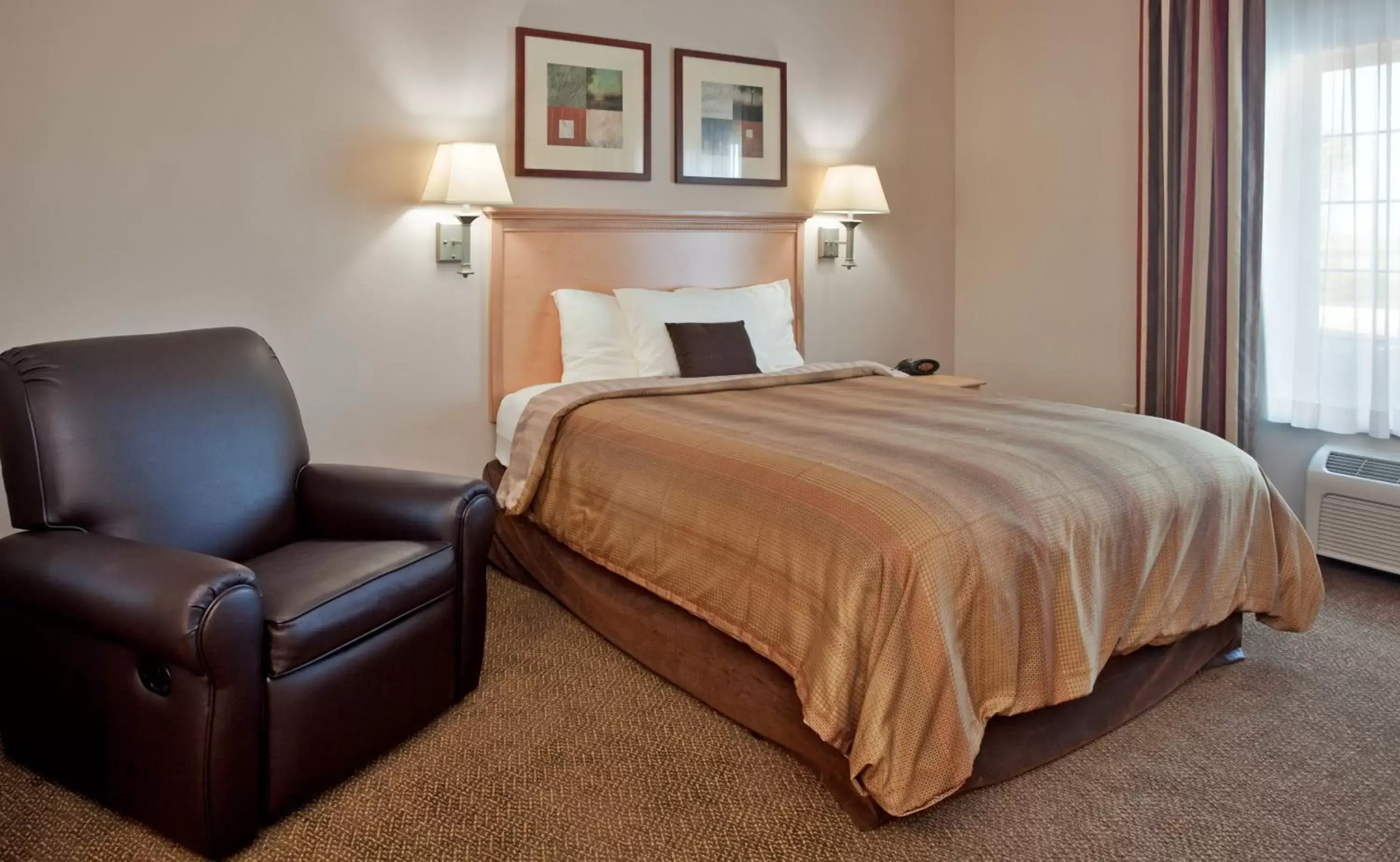 Photo of the whole room, Bed in Candlewood Suites Olathe, an IHG Hotel