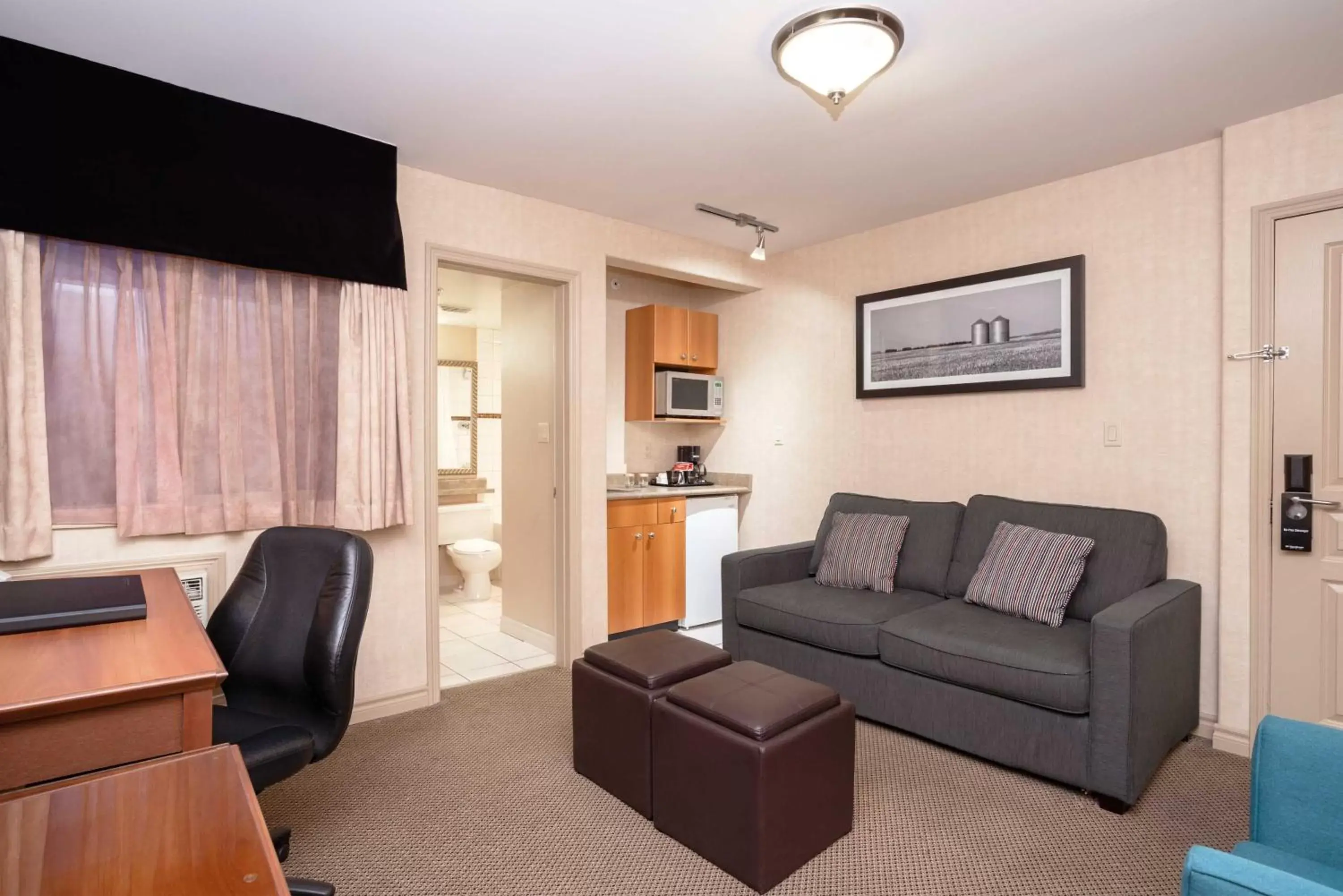 Bedroom, Seating Area in Sandman Hotel & Suites Regina