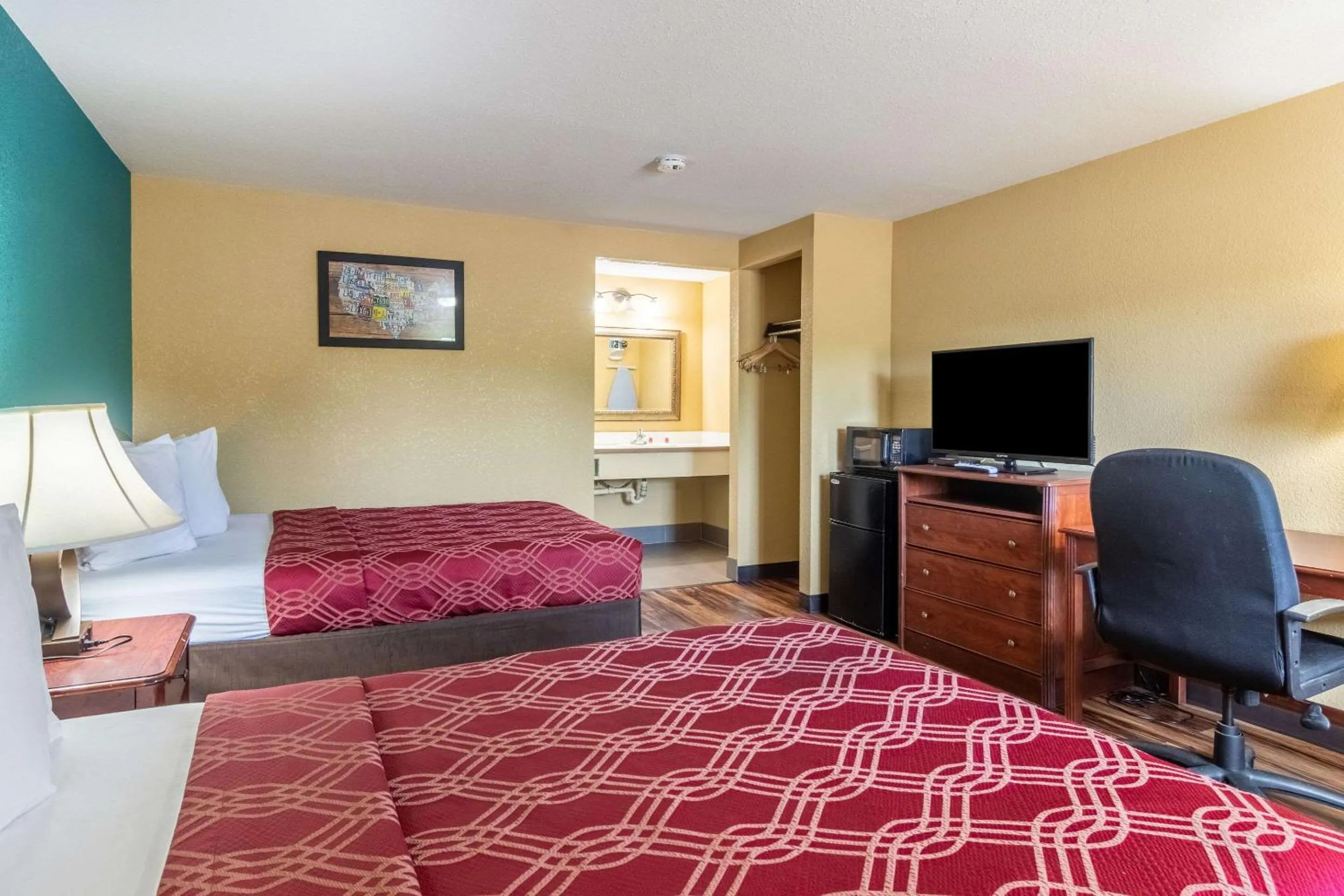 Photo of the whole room in Econo Lodge Hotel Bradford