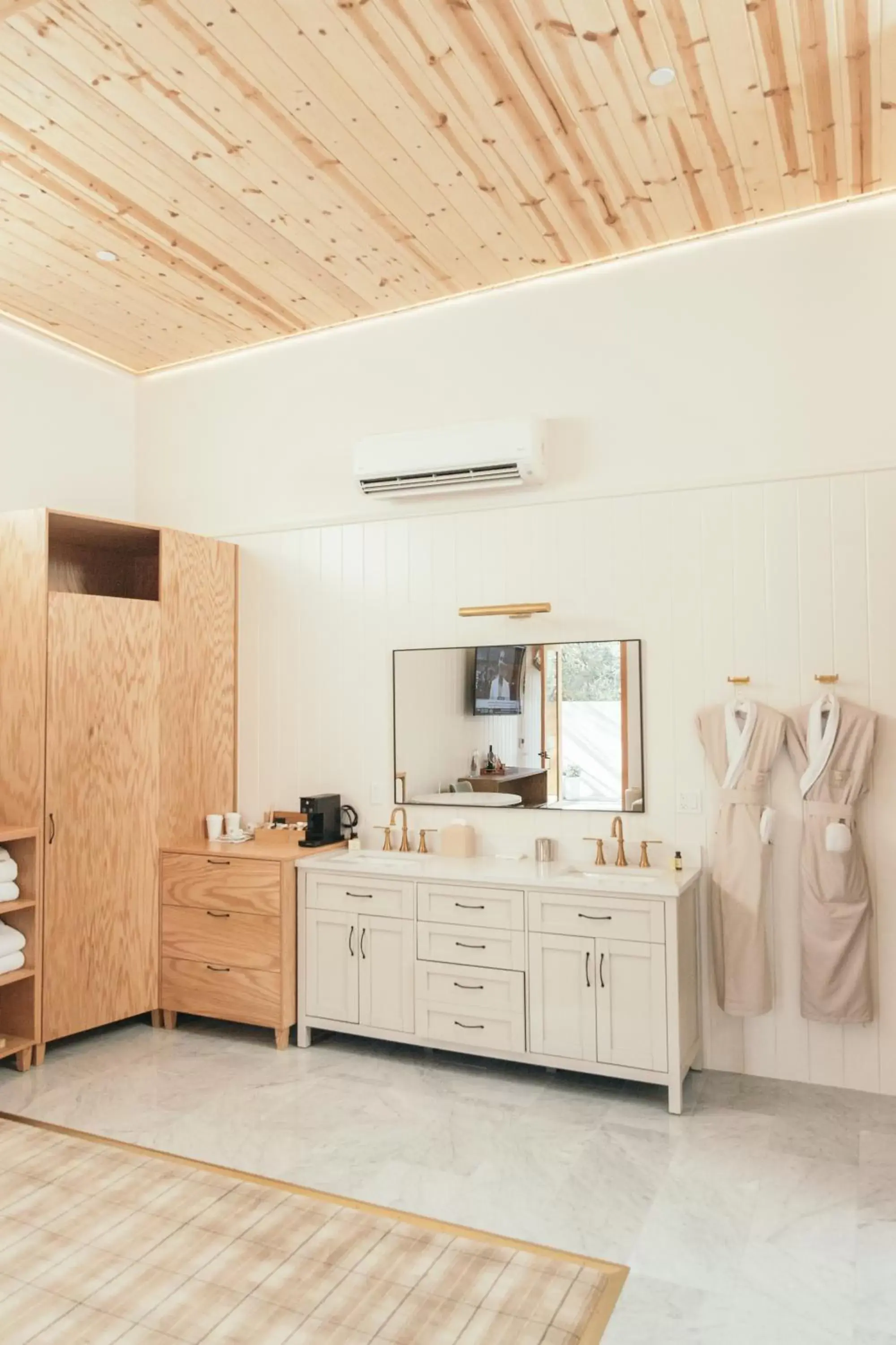 Bedroom, Kitchen/Kitchenette in Calamigos Guest Ranch and Beach Club