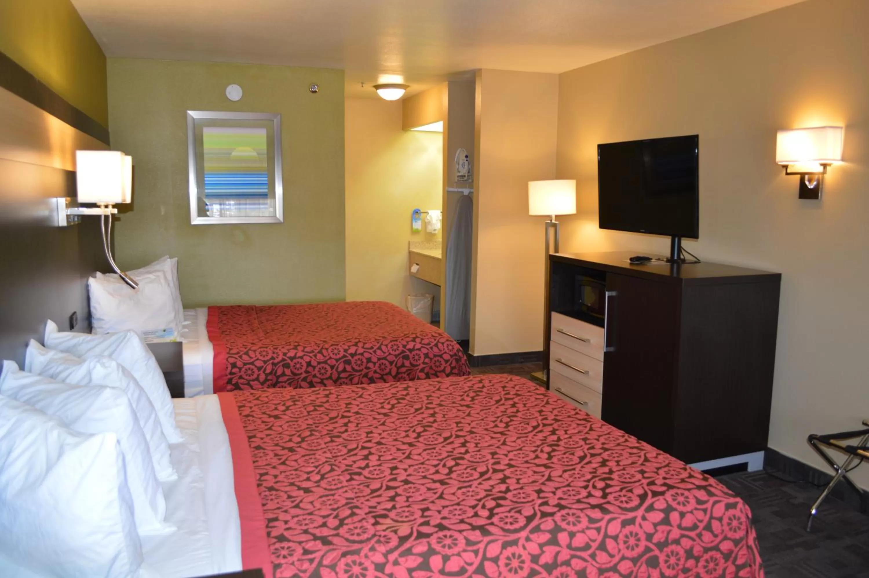 TV and multimedia, Bed in Days Inn by Wyndham Carlsbad