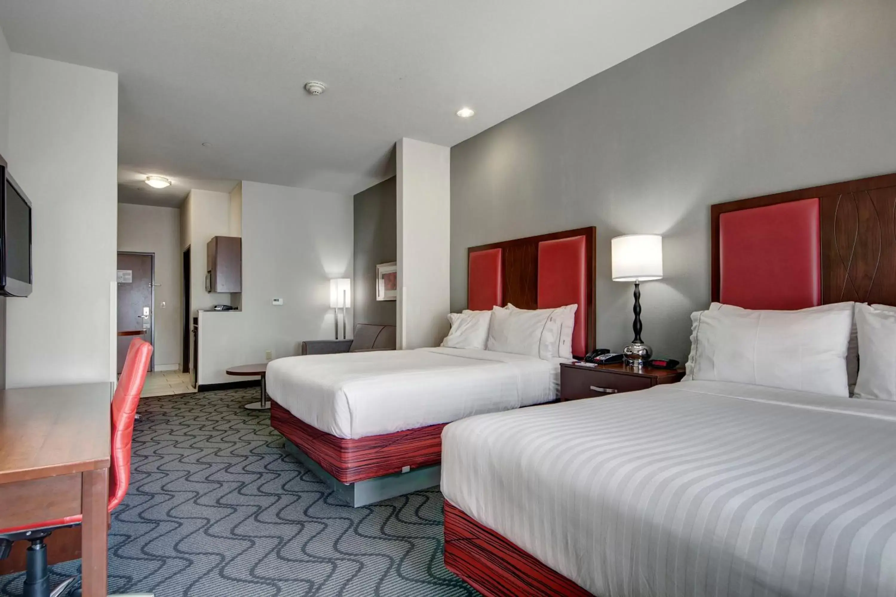 Photo of the whole room, Bed in Holiday Inn Express and Suites Oklahoma City North, an IHG Hotel