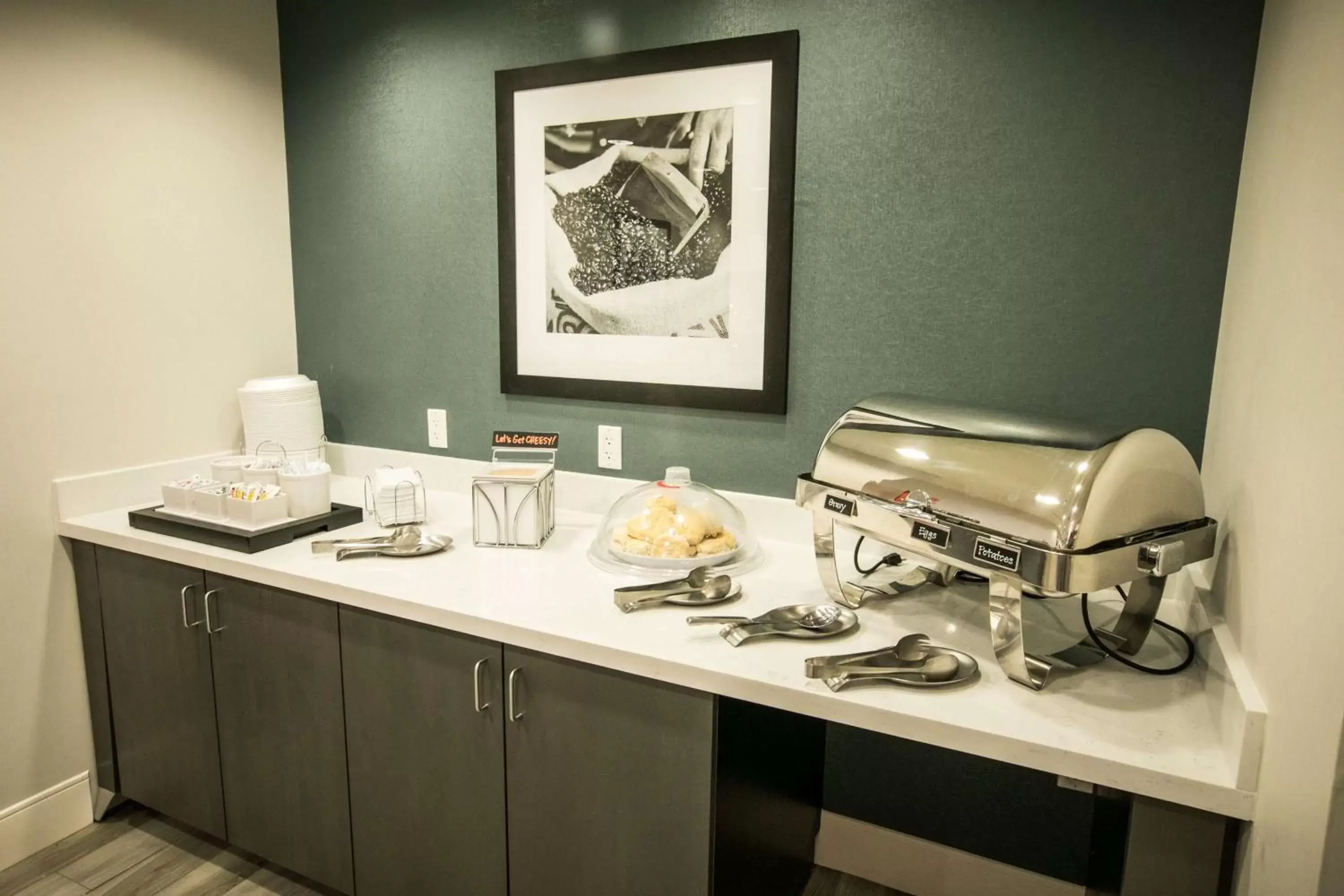 Dining area, Kitchen/Kitchenette in Hampton Inn & Suites Tempe/Phoenix Airport, Az