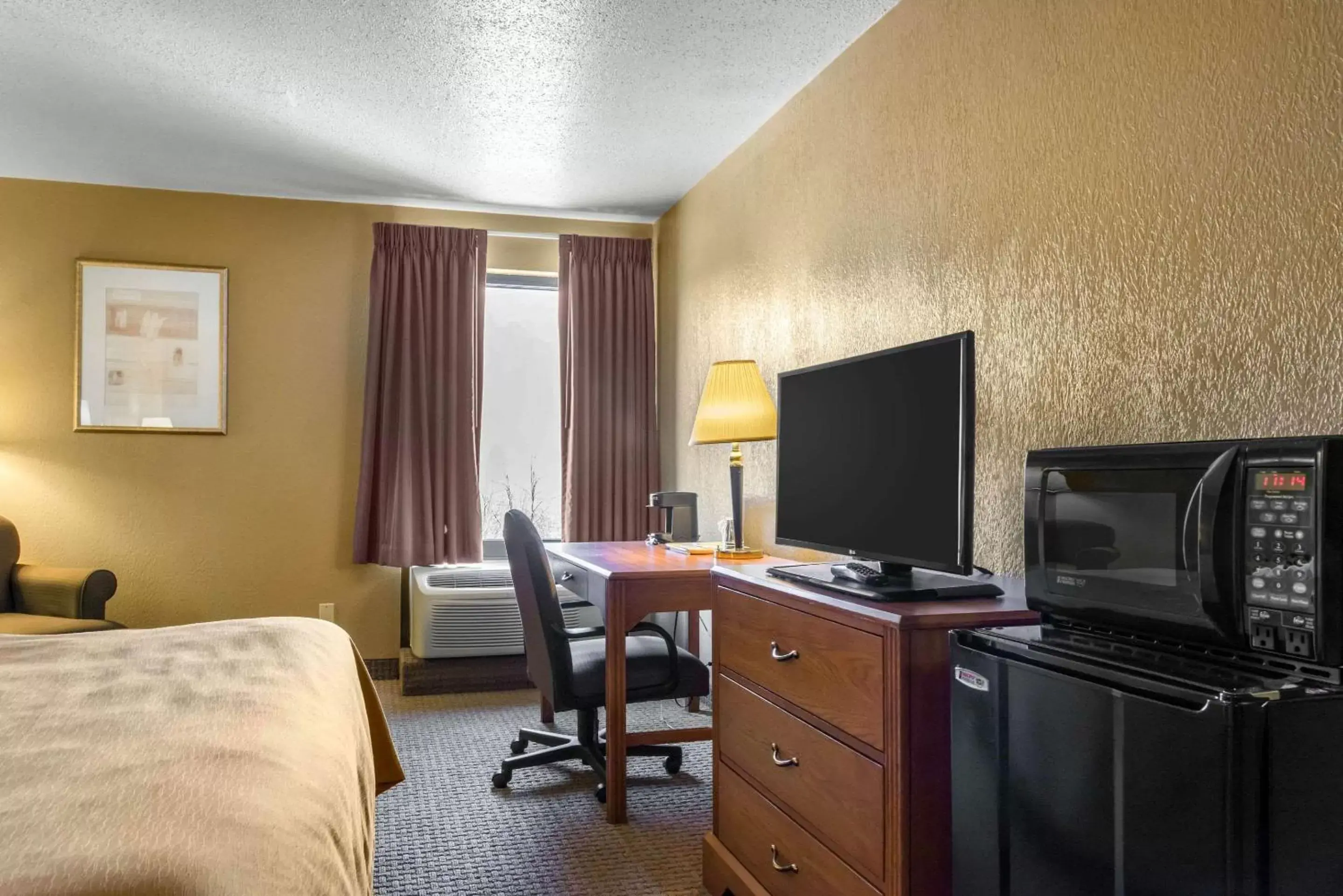 Photo of the whole room, TV/Entertainment Center in Comfort Inn & Suites