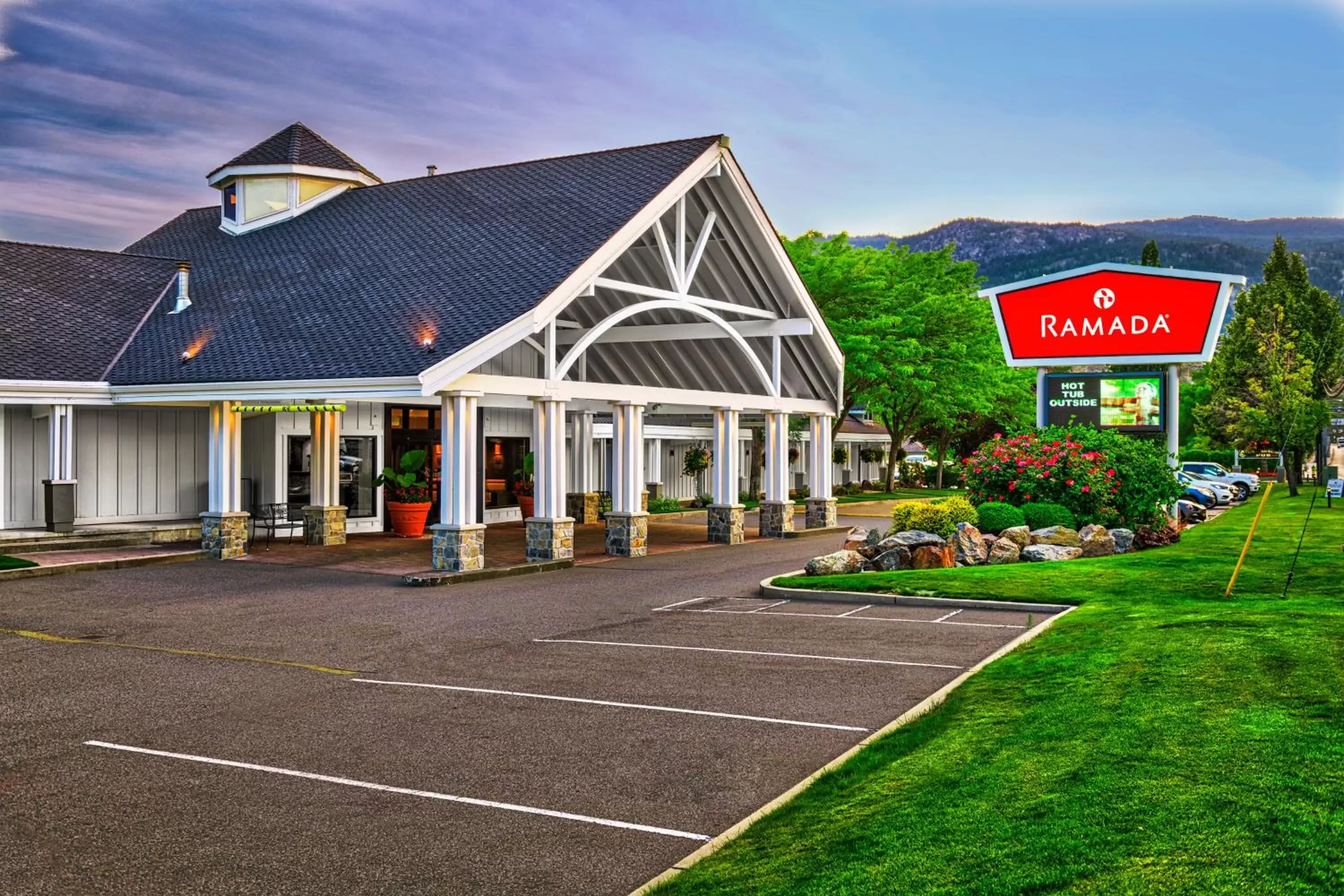 Facade/entrance, Property Building in Ramada by Wyndham Penticton Hotel & Suites