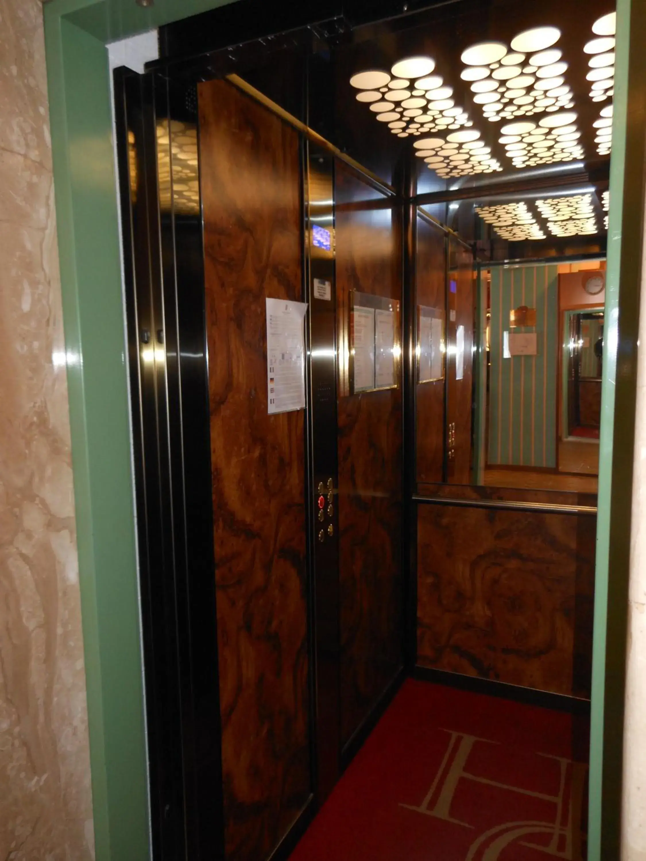 Lobby or reception, Bathroom in Hotel Cristallo