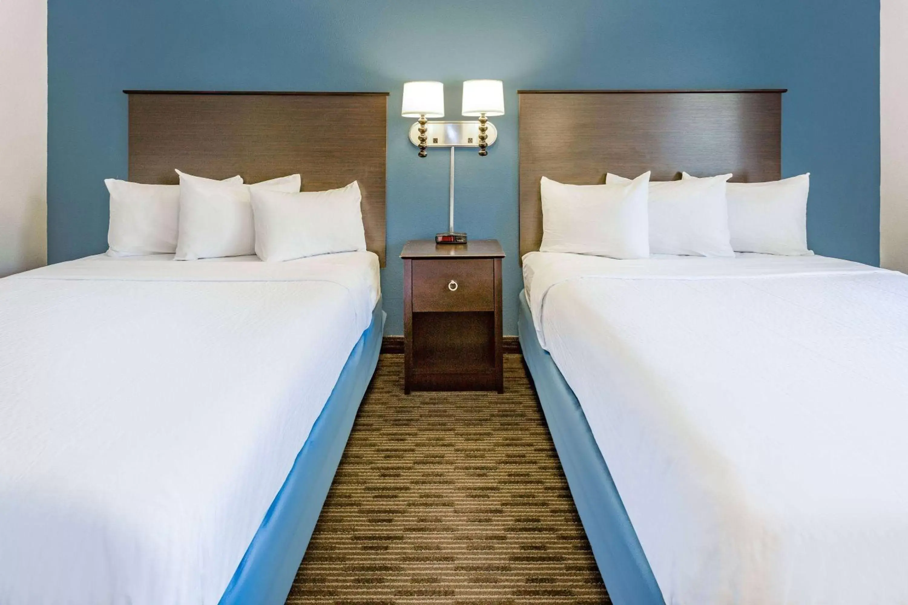 Photo of the whole room, Bed in AmericInn by Wyndham Hotel and Suites Long Lake