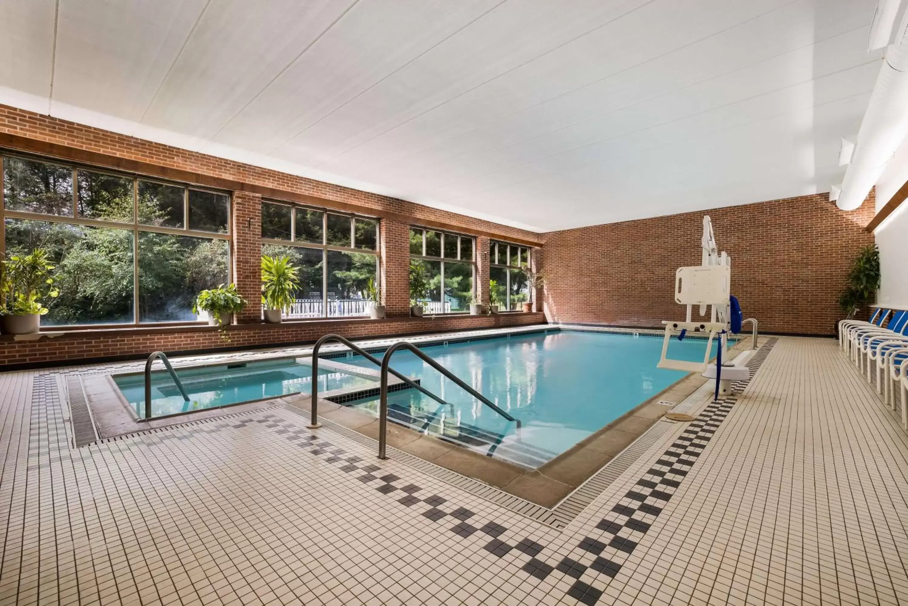 Pool view, Swimming Pool in Best Western Grand Victorian Inn