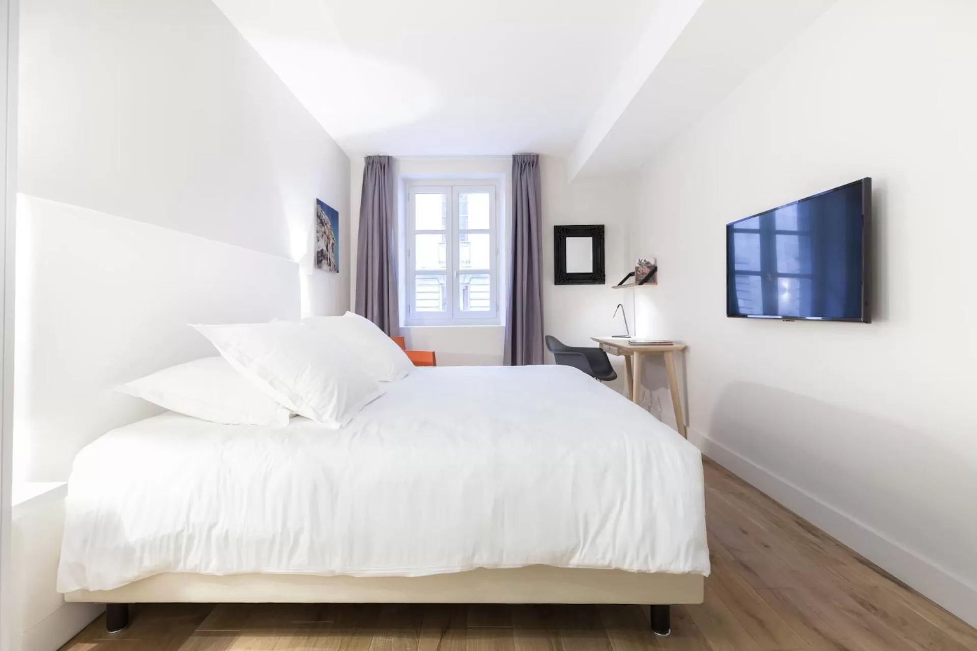 Photo of the whole room, Bed in T3 luxe hyper centre