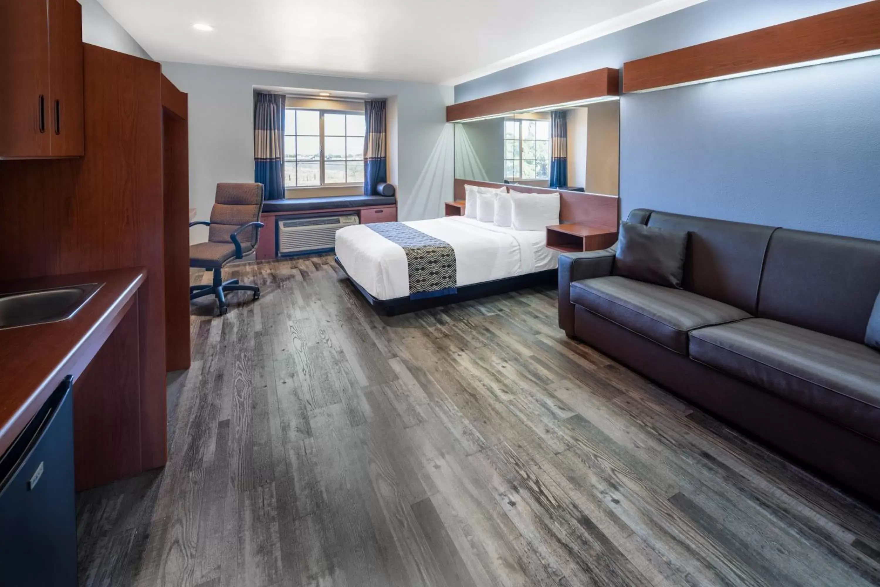 Bedroom in Microtel Inn & Suites by Wyndham Tracy