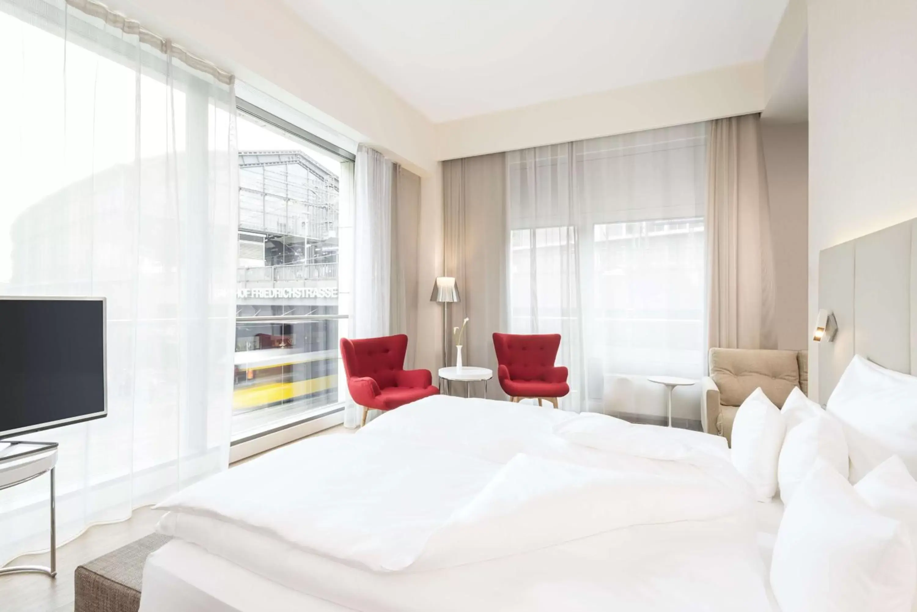 Photo of the whole room, Bed in NH Collection Berlin Mitte Friedrichstrasse