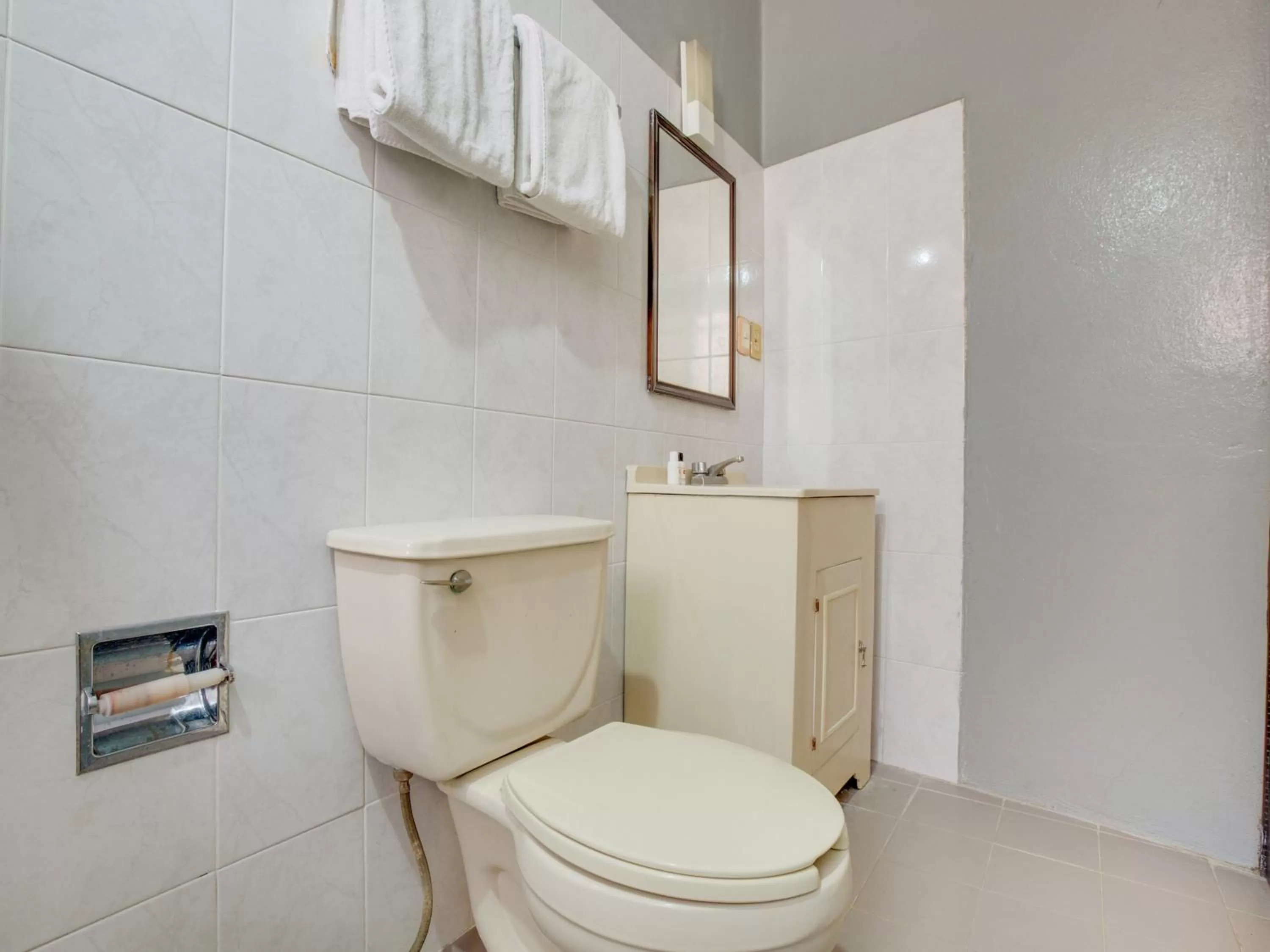 Bathroom in OYO Hotel Huautla, Oaxaca